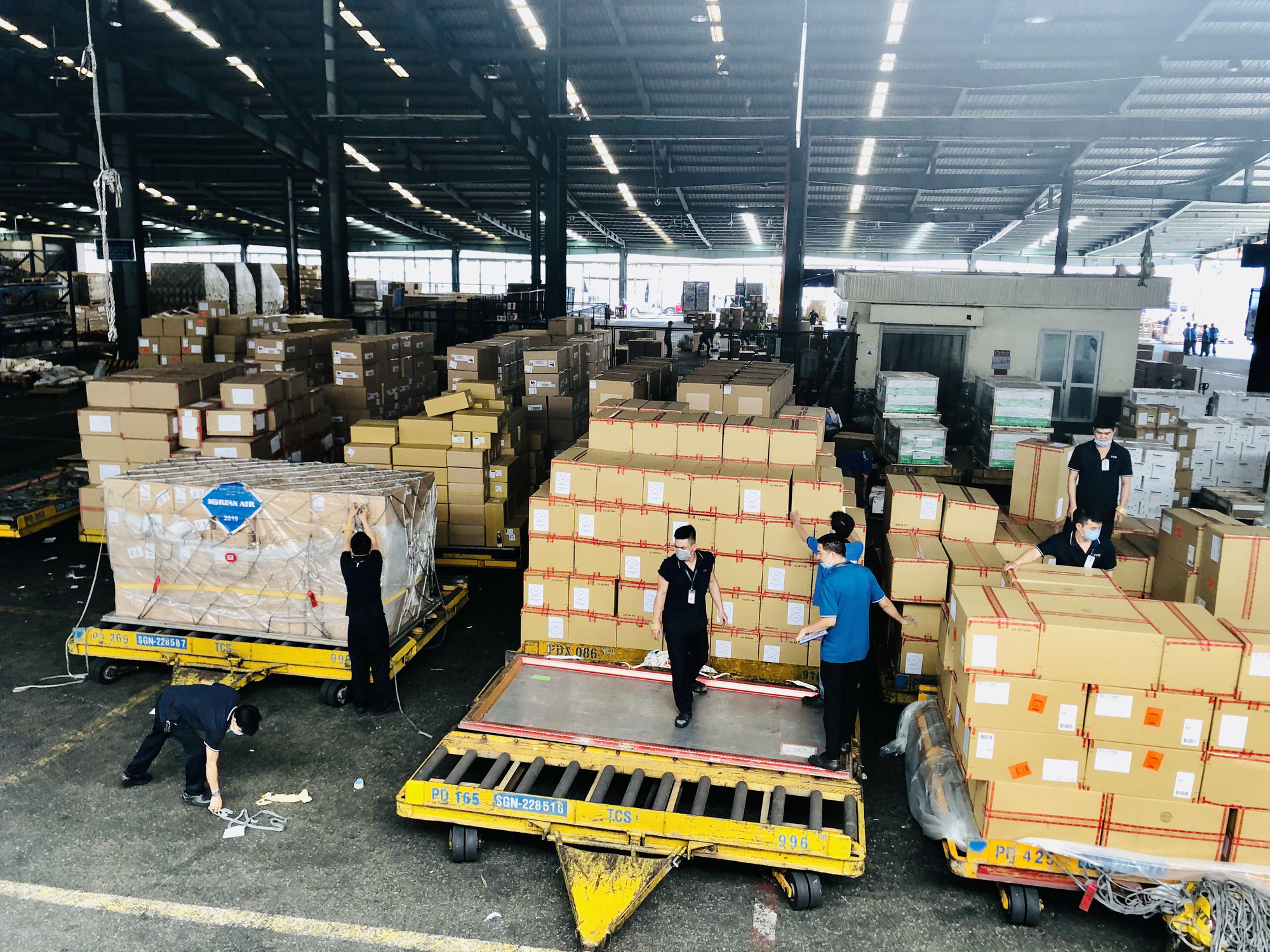 Bít đường vào kho hàng Tân Sơn Nhất? - Ảnh 2. Bít đường vào kho hàng Tân Sơn Nhất? - Ảnh 2.