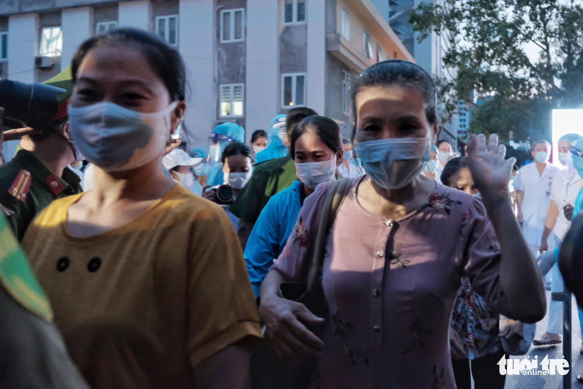 Gỡ phong tỏa Bệnh viện E từ chiều 20-8 - Ảnh 6. Gỡ phong tỏa Bệnh viện E từ chiều 20-8 - Ảnh 6.