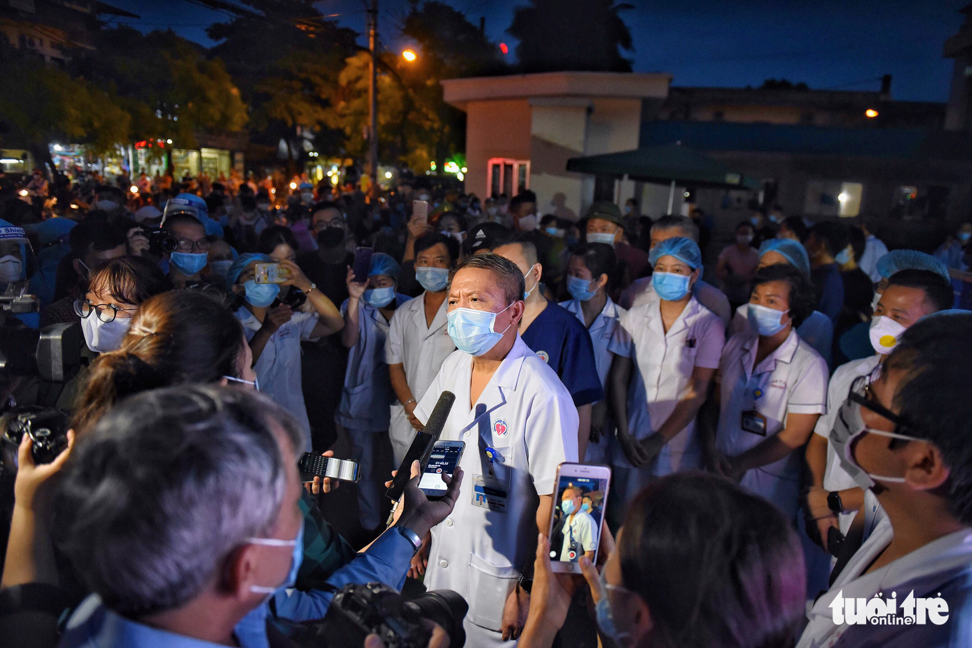 Gỡ phong tỏa Bệnh viện E từ chiều 20-8 - Ảnh 7. Gỡ phong tỏa Bệnh viện E từ chiều 20-8 - Ảnh 7.