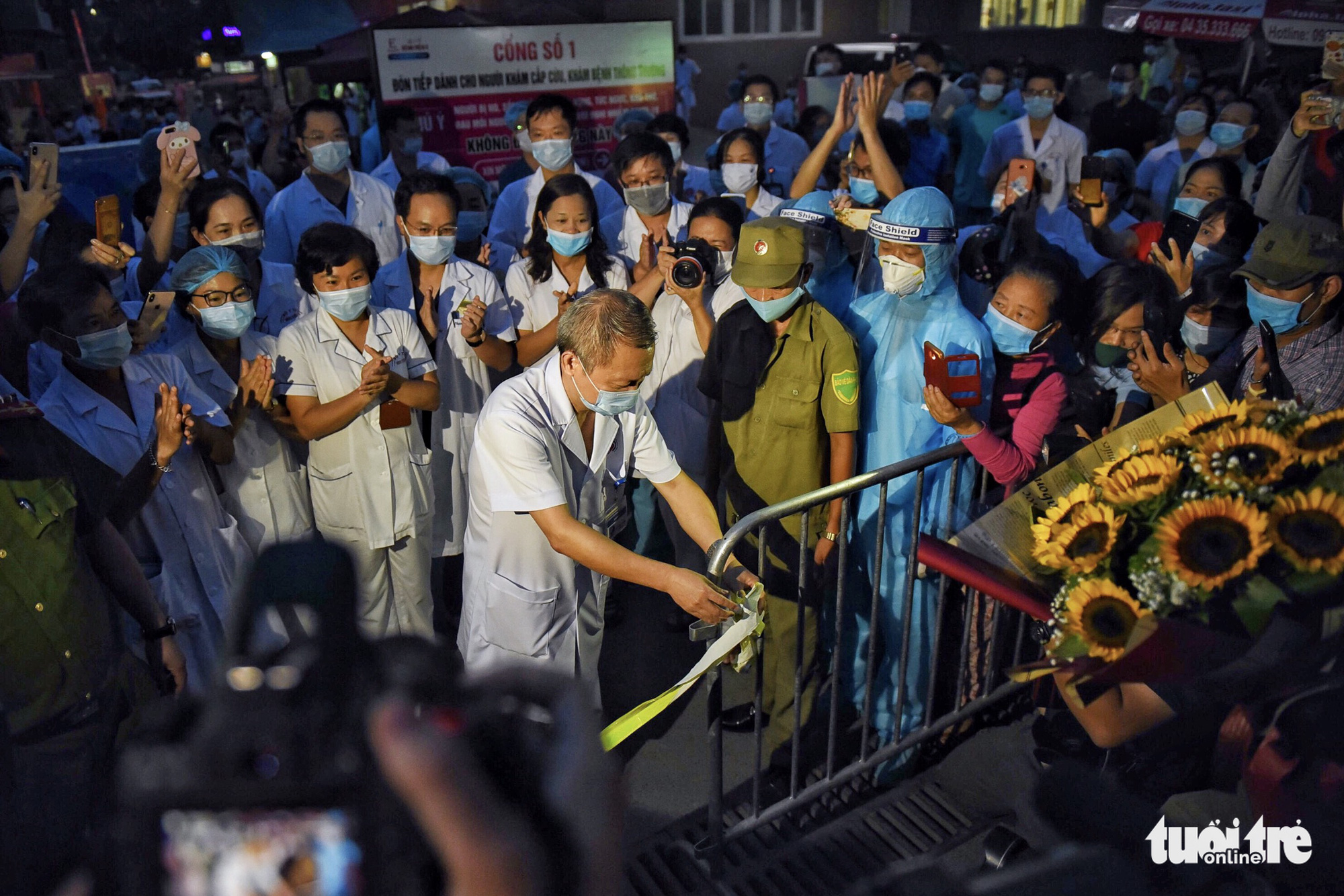 Gỡ phong tỏa Bệnh viện E từ chiều 20-8 - Ảnh 1. Gỡ phong tỏa Bệnh viện E từ chiều 20-8 - Ảnh 1.
