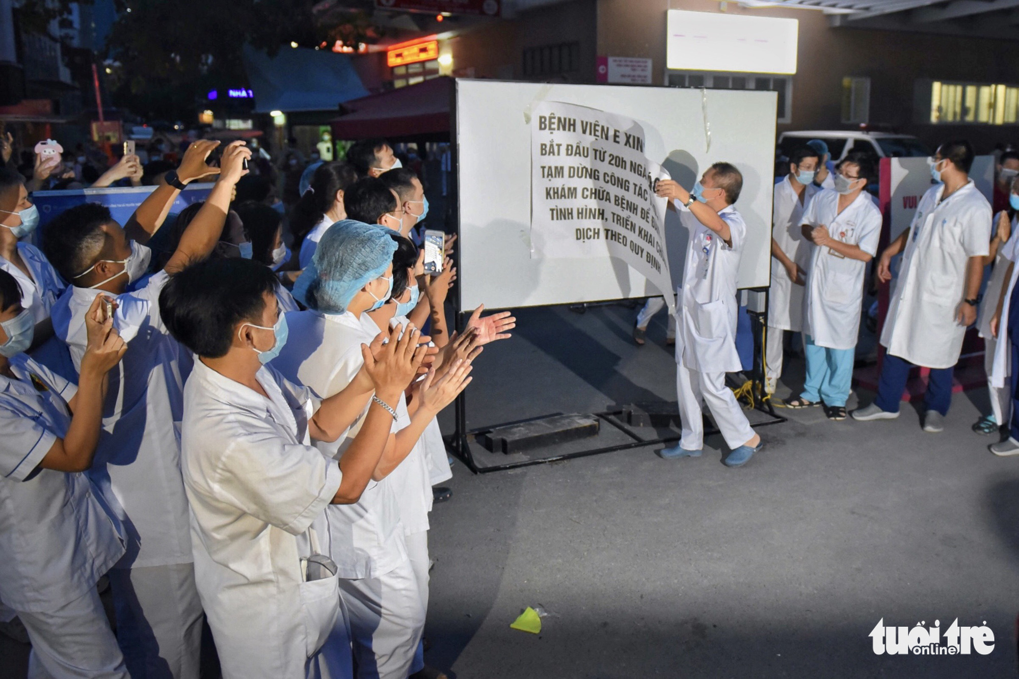 Gỡ phong tỏa Bệnh viện E từ chiều 20-8 - Ảnh 5. Gỡ phong tỏa Bệnh viện E từ chiều 20-8 - Ảnh 5.