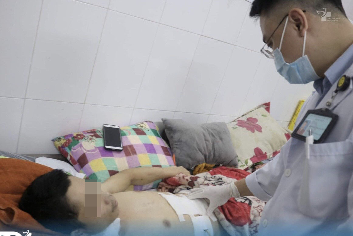Kích hoạt báo động đỏ nội viện, cứu sống người đàn ông bị đâm lòi ruột - Ảnh 1. Kích hoạt báo động đỏ nội viện, cứu sống người đàn ông bị đâm lòi ruột - Ảnh 1.