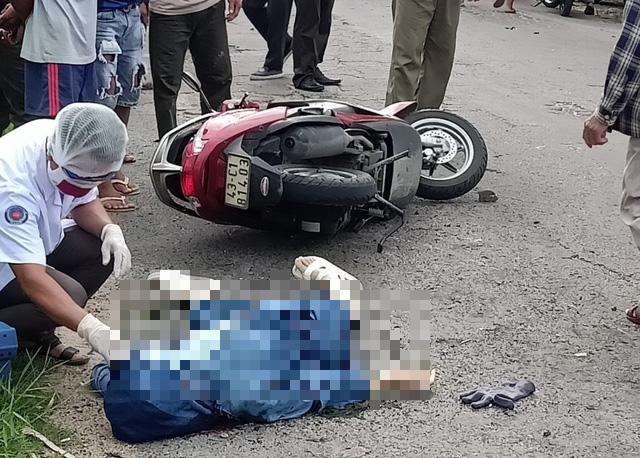 Tiếng nổ lớn phát ra từ đống rác cháy bên đường, một phụ nữ tử vong - Ảnh 2. Tiếng nổ lớn phát ra từ đống rác cháy bên đường, một phụ nữ tử vong - Ảnh 2.