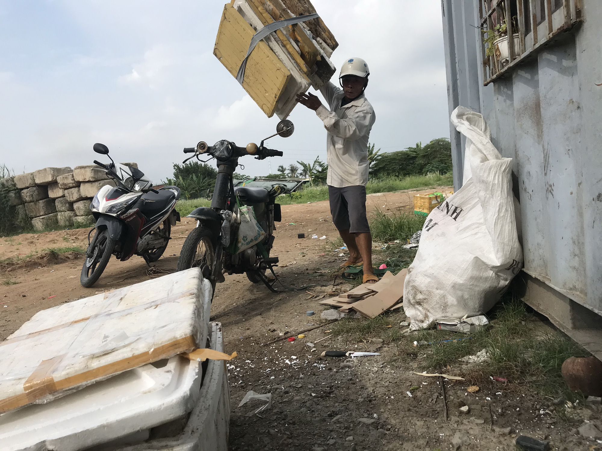 Đời ve chai - Tìm miếng ăn từ rác - Kỳ 3: Tình người sau gương mặt nhem nhuốc - Ảnh 3. Đời ve chai - Tìm miếng ăn từ rác - Kỳ 3: Tình người sau gương mặt nhem nhuốc - Ảnh 3.