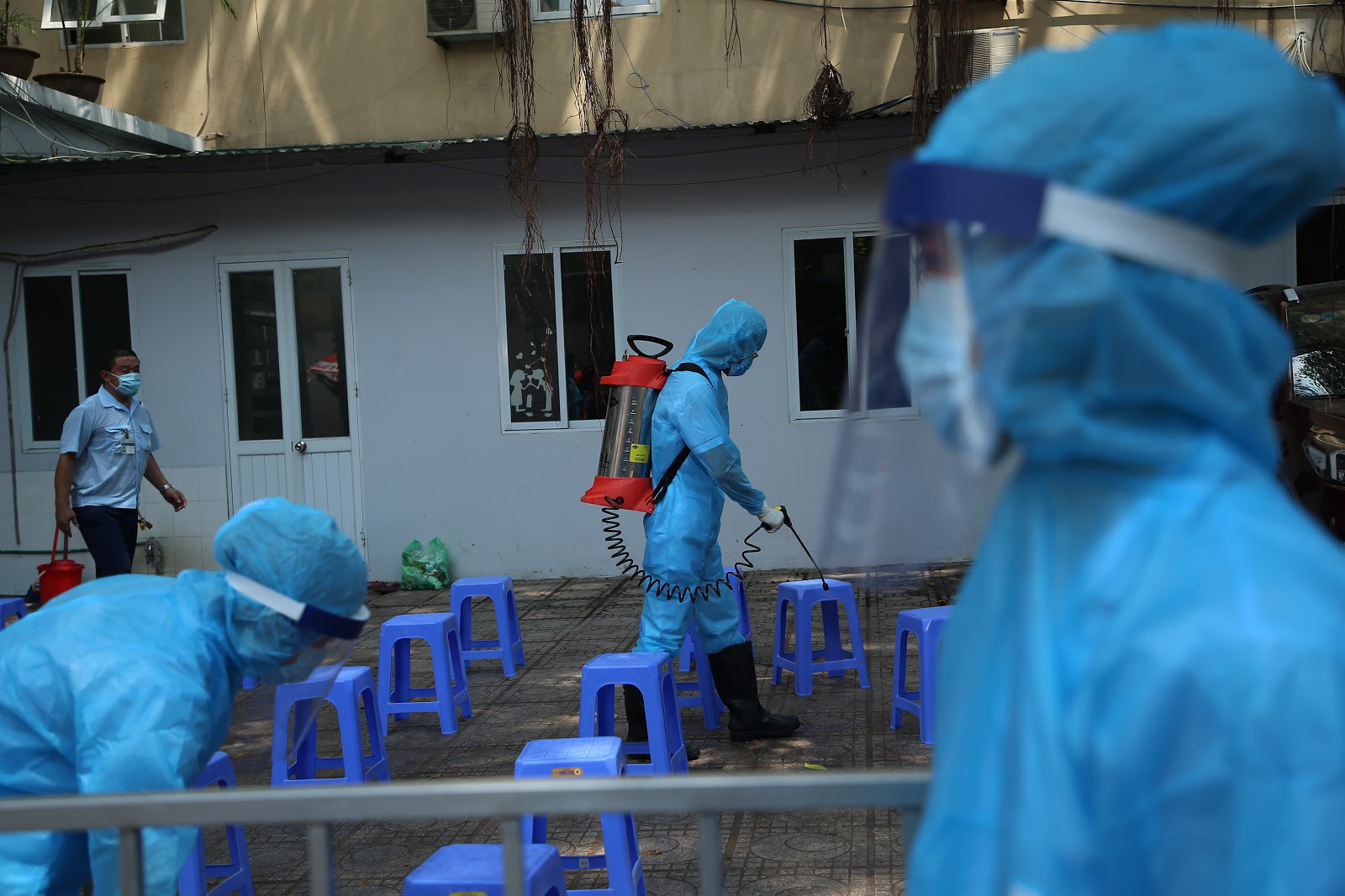 Nhân viên xe buýt ở Hà Nội dương tính lần 1 với COVID-19, lịch đi lại phức tạp - Ảnh 1. Nhân viên xe buýt ở Hà Nội dương tính lần 1 với COVID-19, lịch đi lại phức tạp - Ảnh 1.