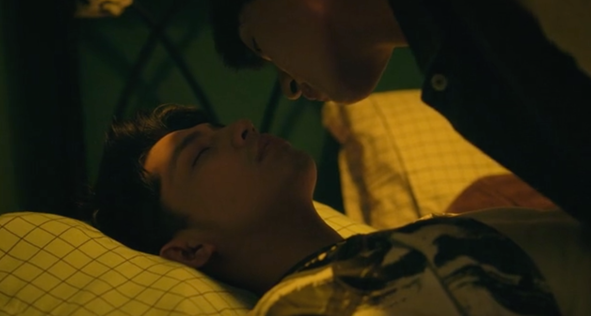 Noo Phước Thịnh lật hơn bánh tráng trong MV Em đã thương người ta hơn anh - Ảnh 2. Noo Phước Thịnh lật hơn bánh tráng trong MV Em đã thương người ta hơn anh - Ảnh 2.