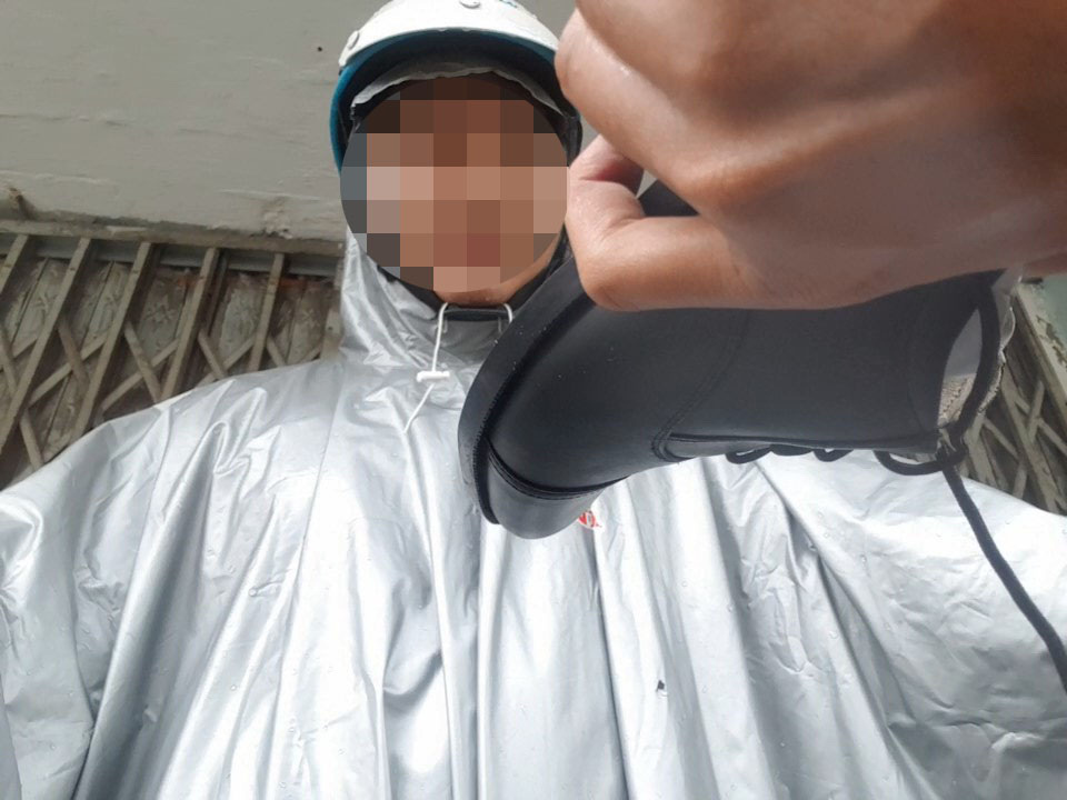 Cảnh phục cấp tá, cấp úy ngành công an mua bán dễ dàng trên mạng với giá rẻ bèo - Ảnh 1. Cảnh phục cấp tá, cấp úy ngành công an mua bán dễ dàng trên mạng với giá rẻ bèo - Ảnh 1.