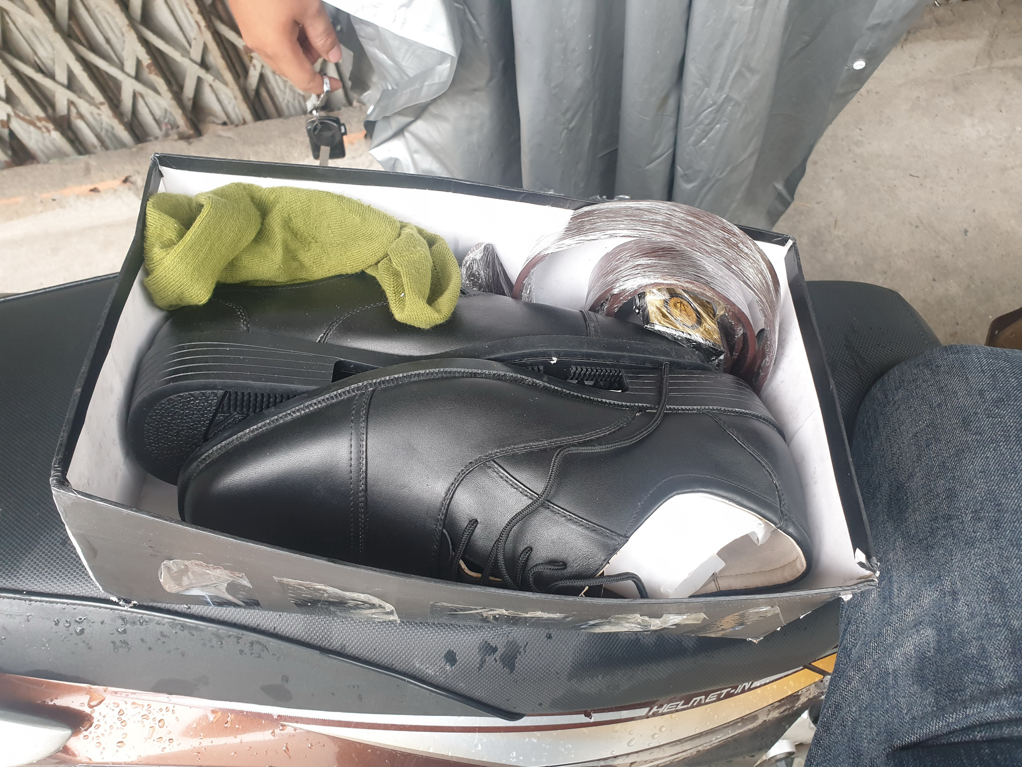 Cảnh phục cấp tá, cấp úy ngành công an mua bán dễ dàng trên mạng với giá rẻ bèo - Ảnh 3. Cảnh phục cấp tá, cấp úy ngành công an mua bán dễ dàng trên mạng với giá rẻ bèo - Ảnh 3.