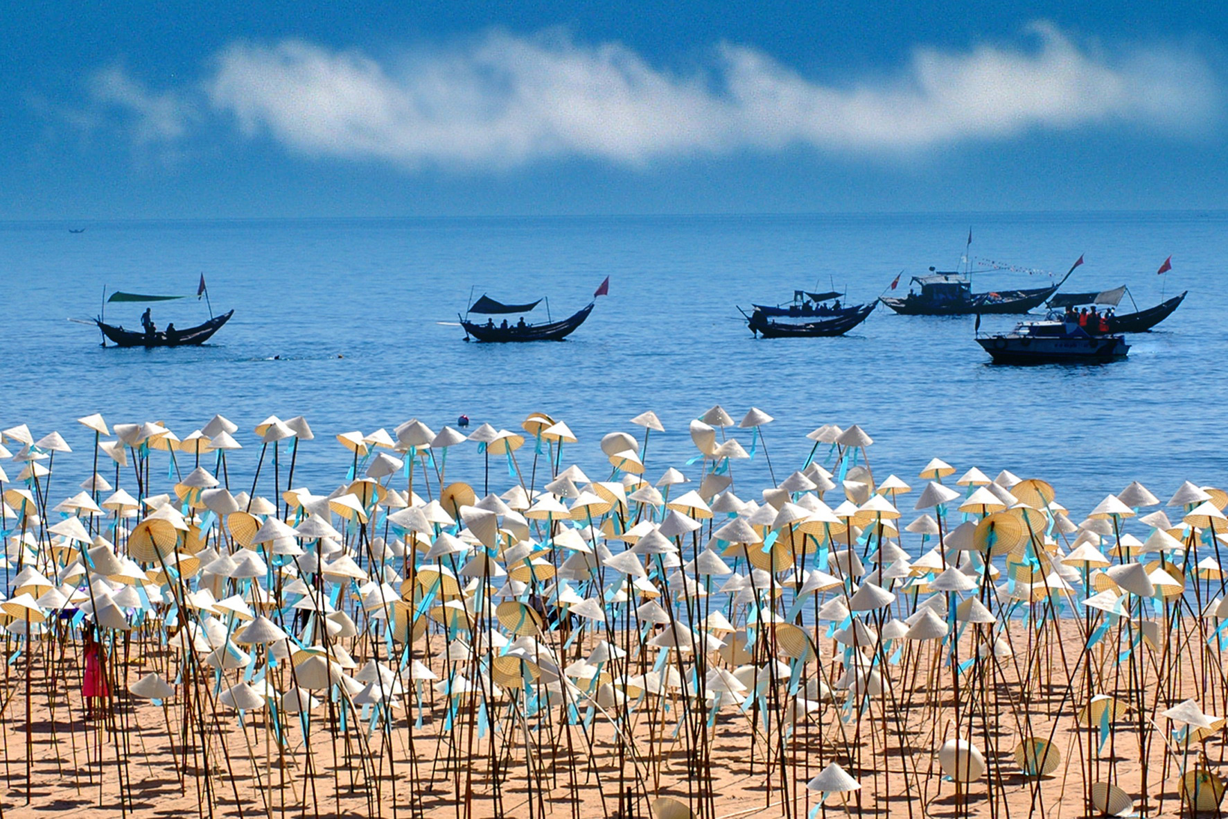 Làm sao để chiếc nón lá Việt sống mãi với người Việt? - Ảnh 1. Làm sao để chiếc nón lá Việt sống mãi với người Việt? - Ảnh 1.