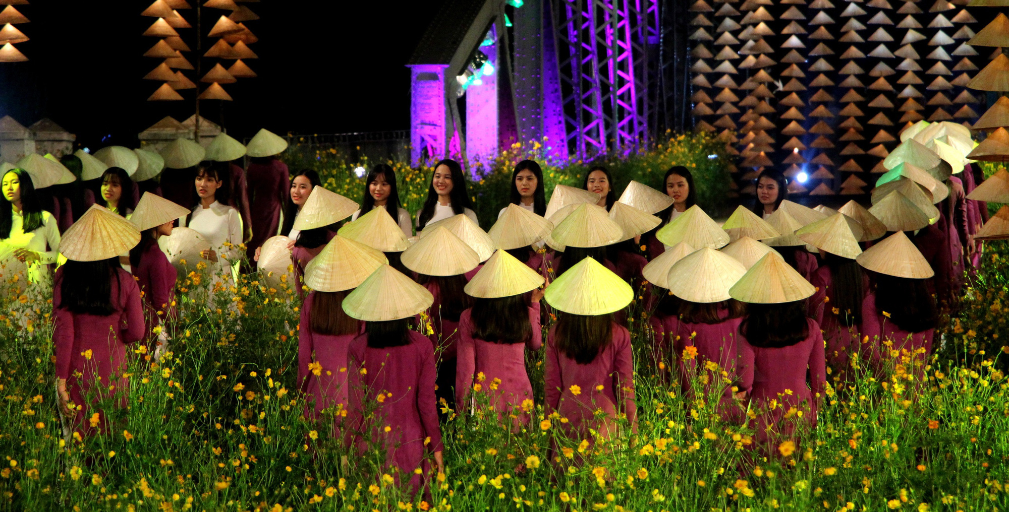 Làm sao để chiếc nón lá Việt sống mãi với người Việt? - Ảnh 5. Làm sao để chiếc nón lá Việt sống mãi với người Việt? - Ảnh 5.