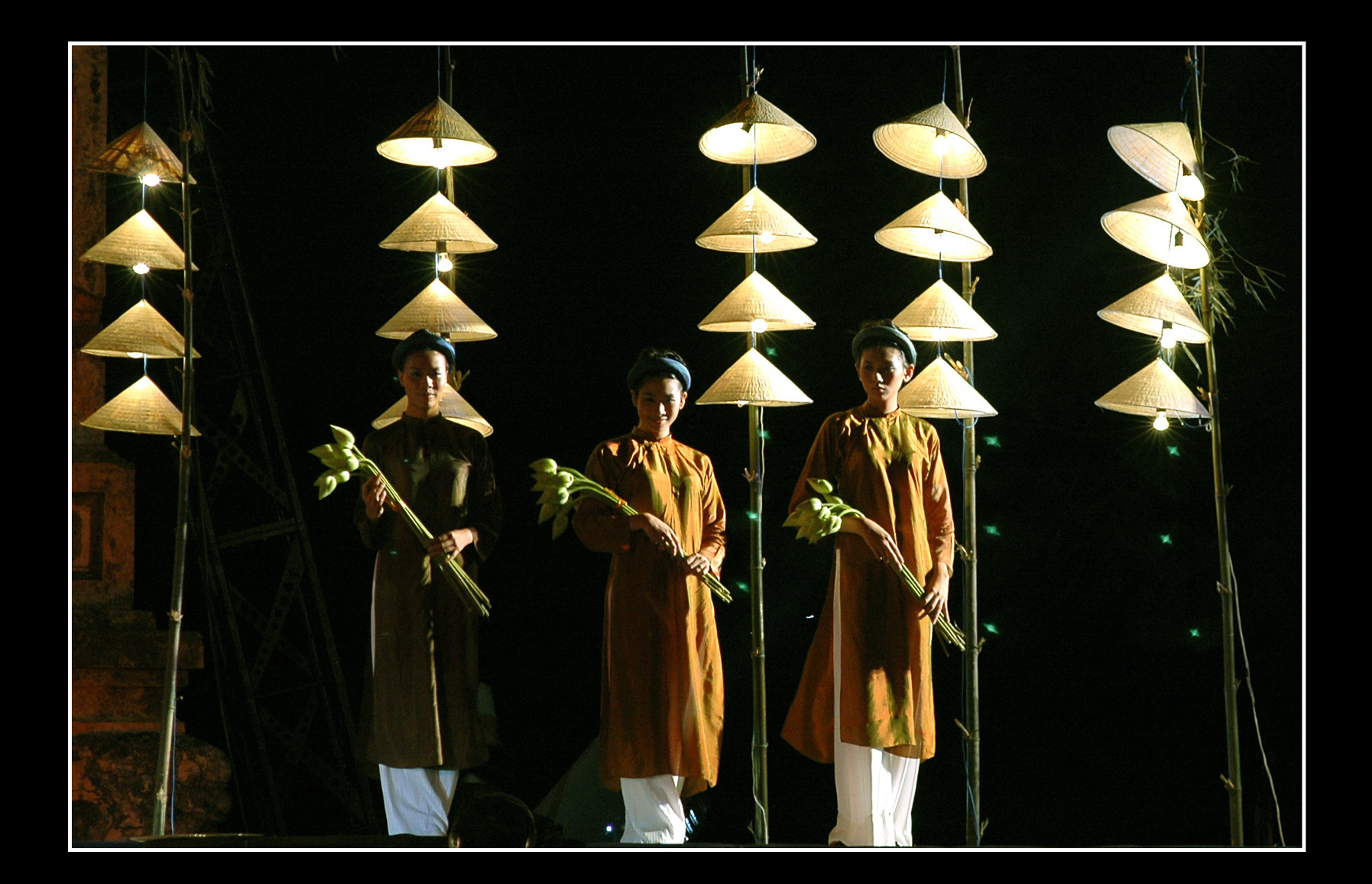 Làm sao để chiếc nón lá Việt sống mãi với người Việt? - Ảnh 2. Làm sao để chiếc nón lá Việt sống mãi với người Việt? - Ảnh 2.