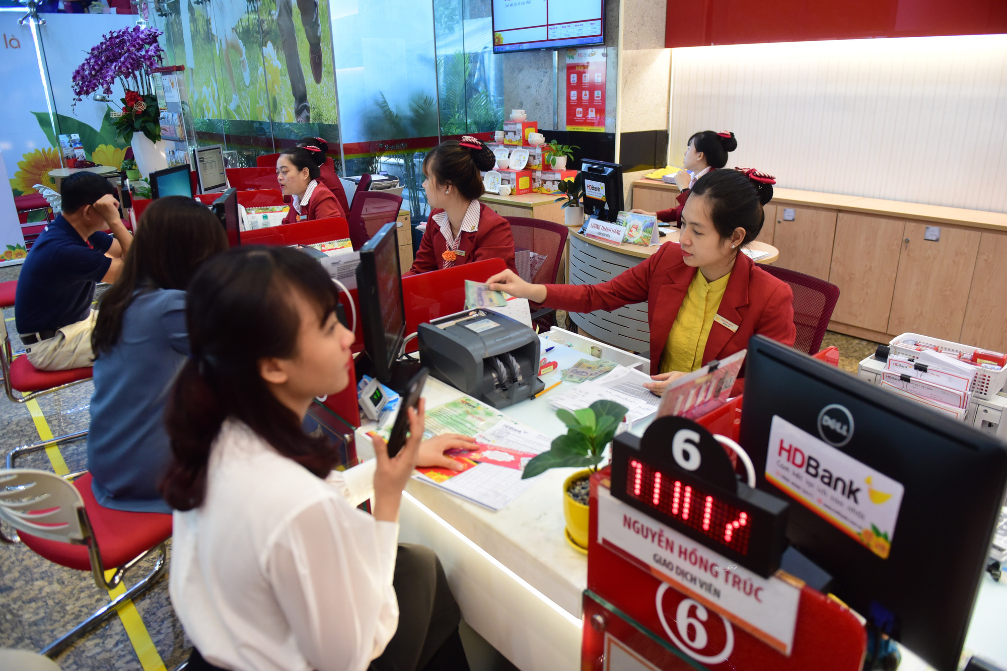 Cầm cố sổ tiết kiệm rồi vay lại vẫn lời - Ảnh 1.