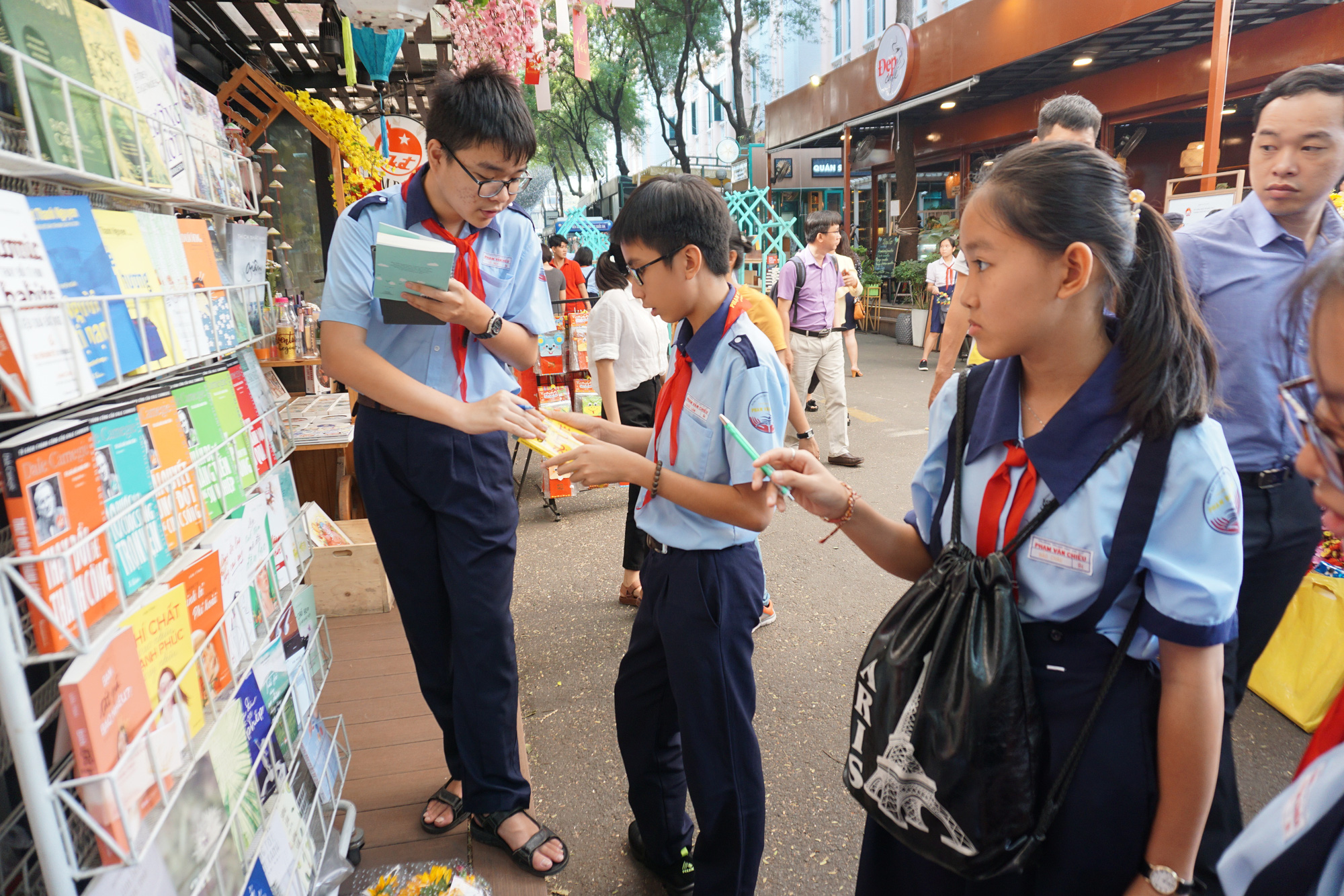 TP.HCM đưa nội dung Smartphone trong đời sống xã hội vào giảng dạy - Ảnh 1. TP.HCM đưa nội dung Smartphone trong đời sống xã hội vào giảng dạy - Ảnh 1.