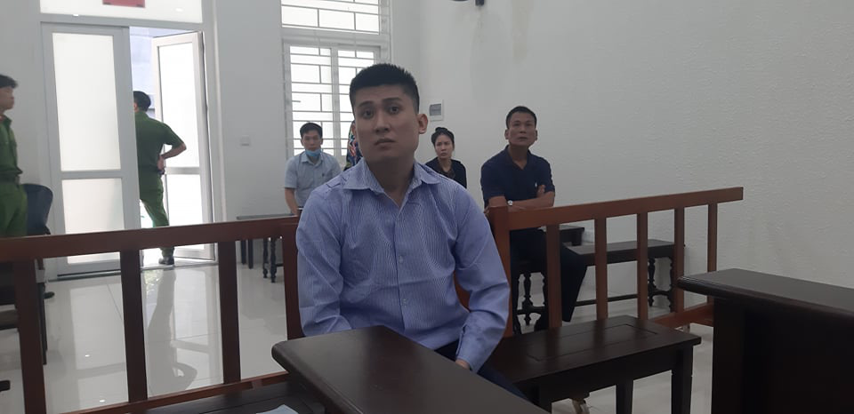 Làm giả giấy tờ để lừa đảo, cựu cán bộ Công an Hà Nội lãnh 10 năm tù - Ảnh 1. Làm giả giấy tờ để lừa đảo, cựu cán bộ Công an Hà Nội lãnh 10 năm tù - Ảnh 1.