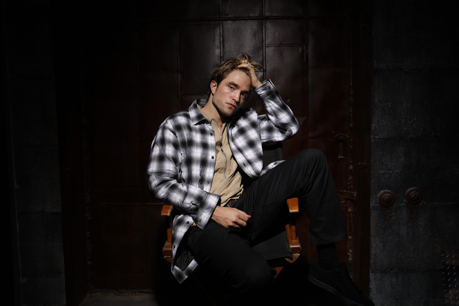 ‘Ma cà rồng’ Robert Pattinson mắc COVID-19, đoàn phim Batman phải dừng quay - Ảnh 2. ‘Ma cà rồng’ Robert Pattinson mắc COVID-19, đoàn phim Batman phải dừng quay - Ảnh 2.