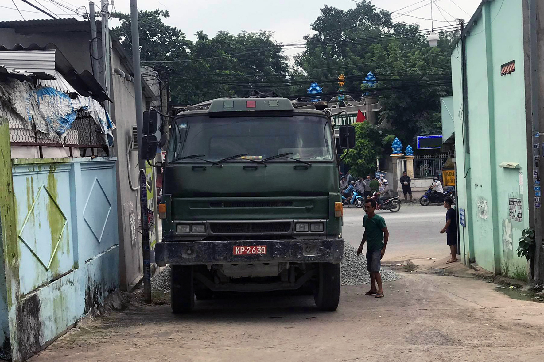 Tài xế xe tải ben giả xe quân đội đổ đá xuống đường bỏ trốn - Ảnh 3. Tài xế xe tải ben giả xe quân đội đổ đá xuống đường bỏ trốn - Ảnh 3.