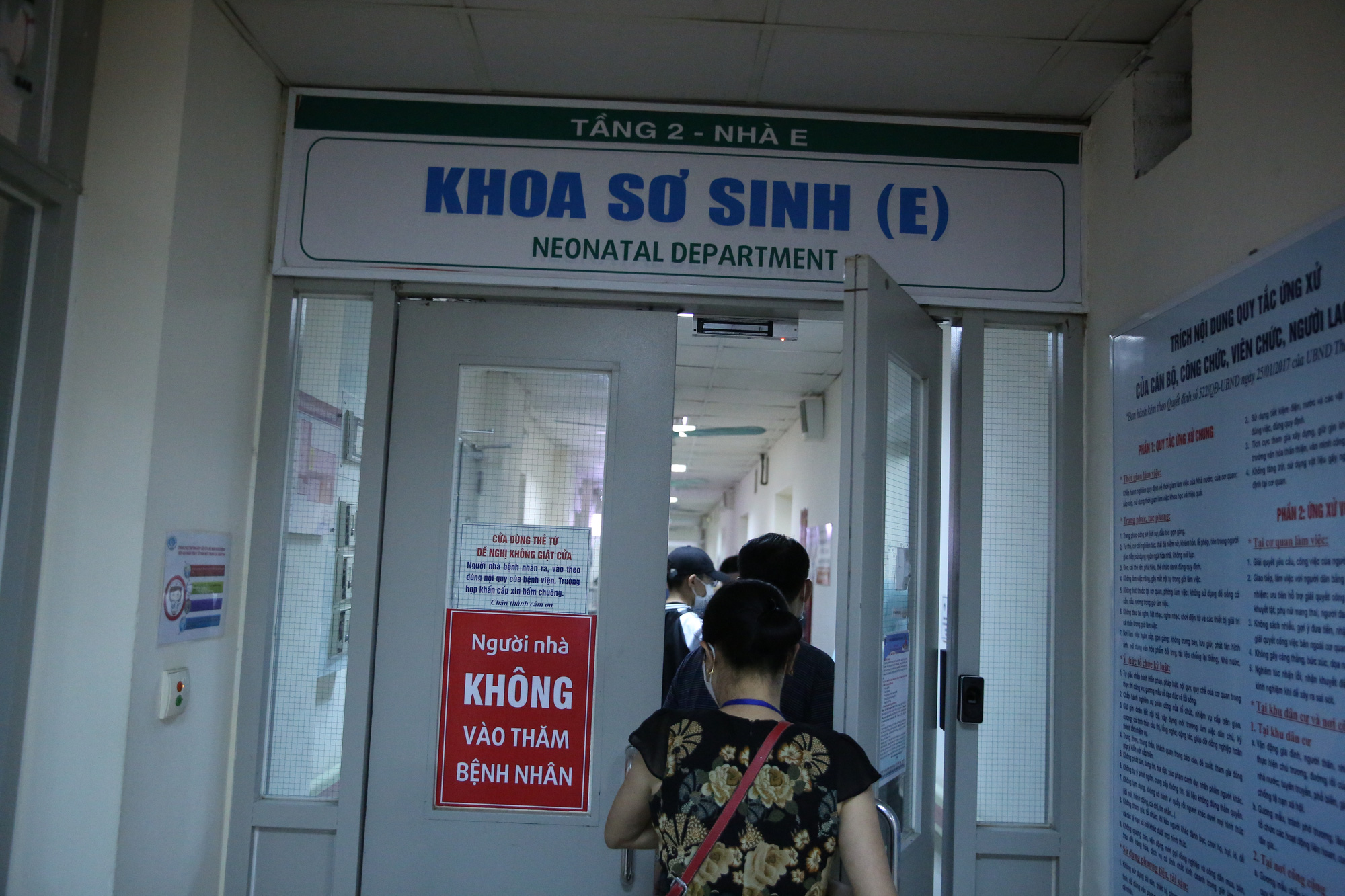 Bé sơ sinh bị bỏ rơi trong khe tường được xuất viện - Ảnh 1. Bé sơ sinh bị bỏ rơi trong khe tường được xuất viện - Ảnh 1.