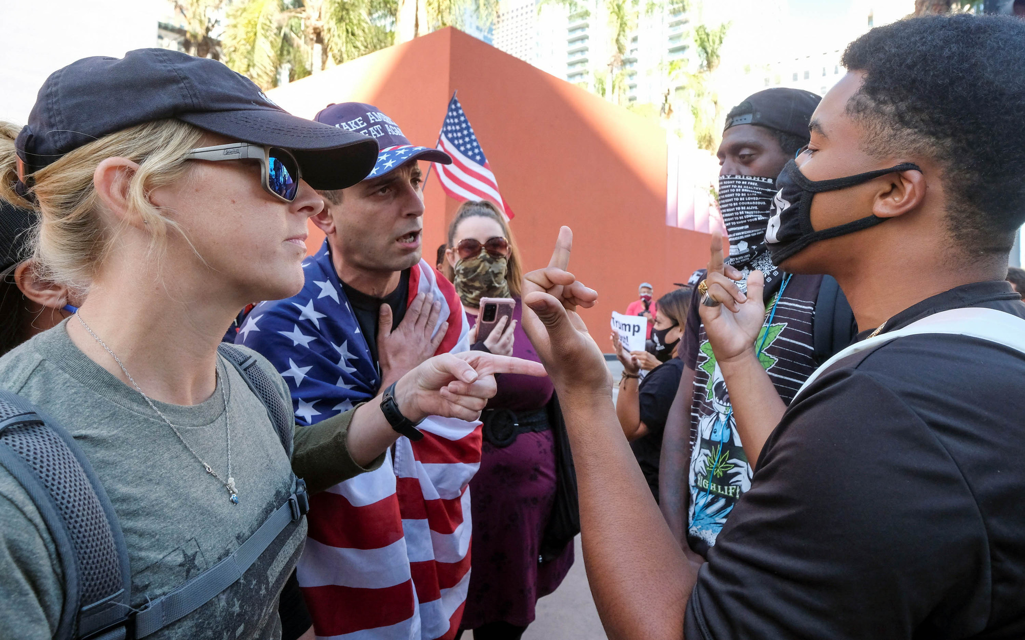 Luận tội tổng thống và hàn gắn nước Mỹ - Ảnh 1. Luận tội tổng thống và hàn gắn nước Mỹ - Ảnh 1.