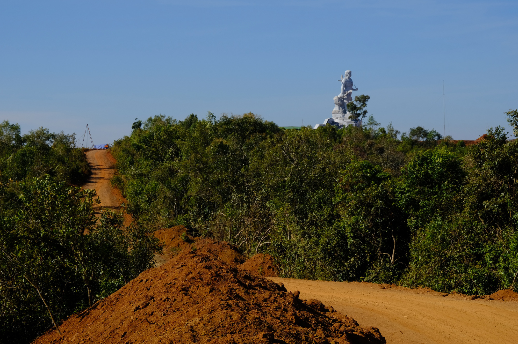 Làm 1km đường dẫn lên tượng đài NTrang Lơng, sao dự chi đến 77 tỉ? - Ảnh 1. Làm 1km đường dẫn lên tượng đài NTrang Lơng, sao dự chi đến 77 tỉ? - Ảnh 1.