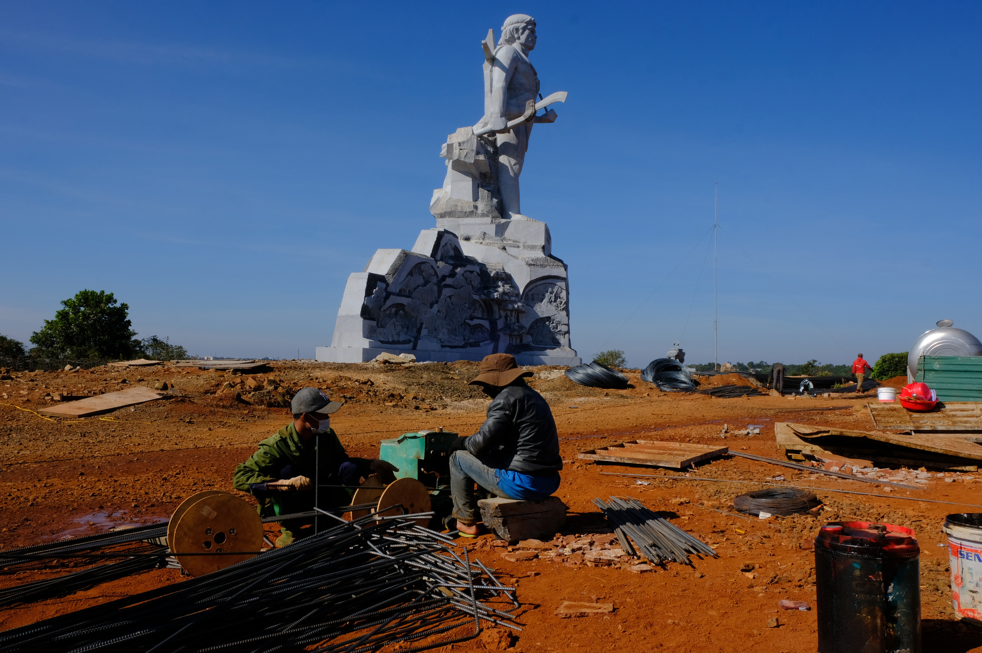 Làm 1km đường dẫn lên tượng đài NTrang Lơng, sao dự chi đến 77 tỉ? - Ảnh 3. Làm 1km đường dẫn lên tượng đài NTrang Lơng, sao dự chi đến 77 tỉ? - Ảnh 3.