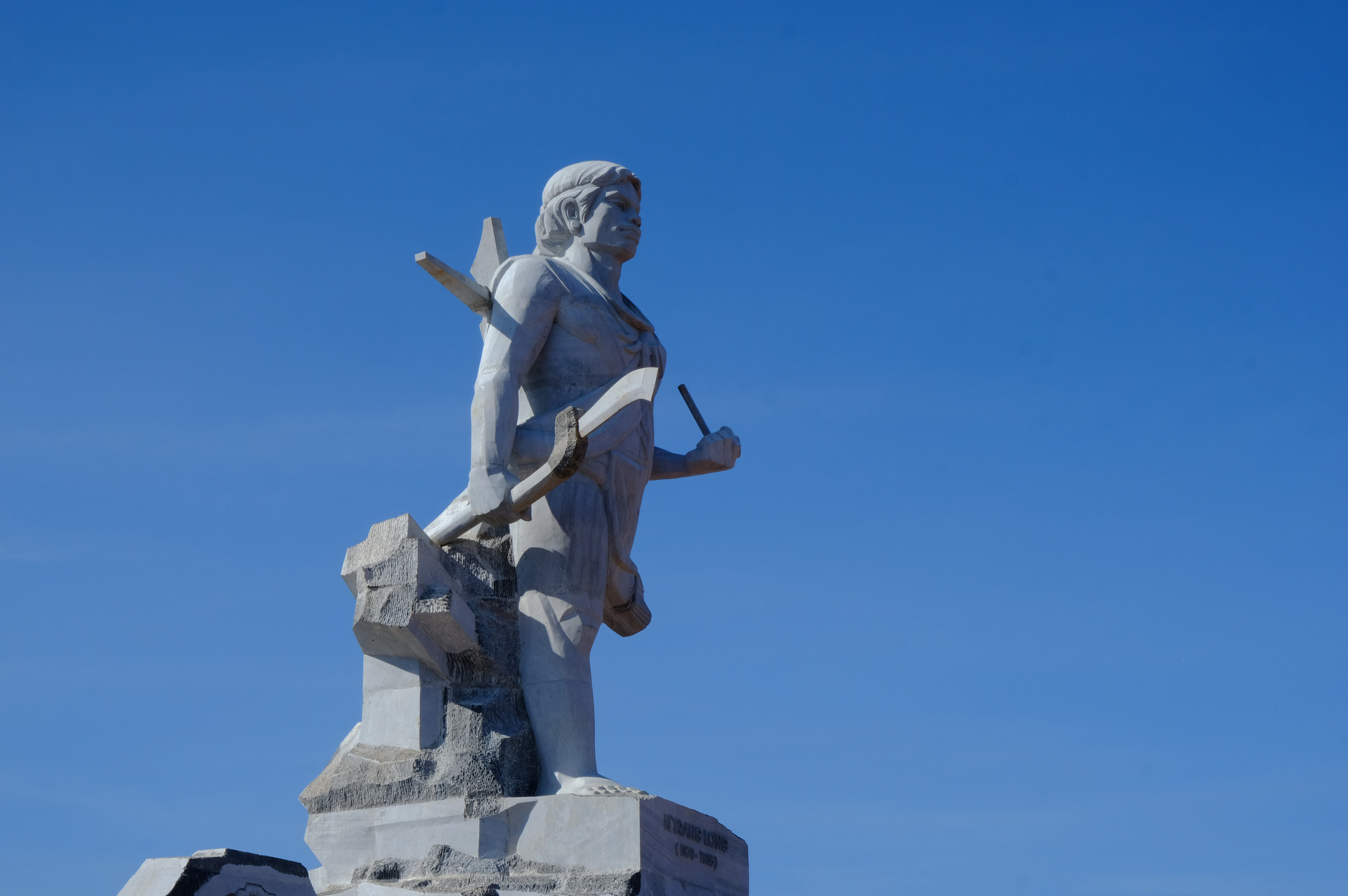 Làm 1km đường dẫn lên tượng đài NTrang Lơng, sao dự chi đến 77 tỉ? - Ảnh 2. Làm 1km đường dẫn lên tượng đài NTrang Lơng, sao dự chi đến 77 tỉ? - Ảnh 2.