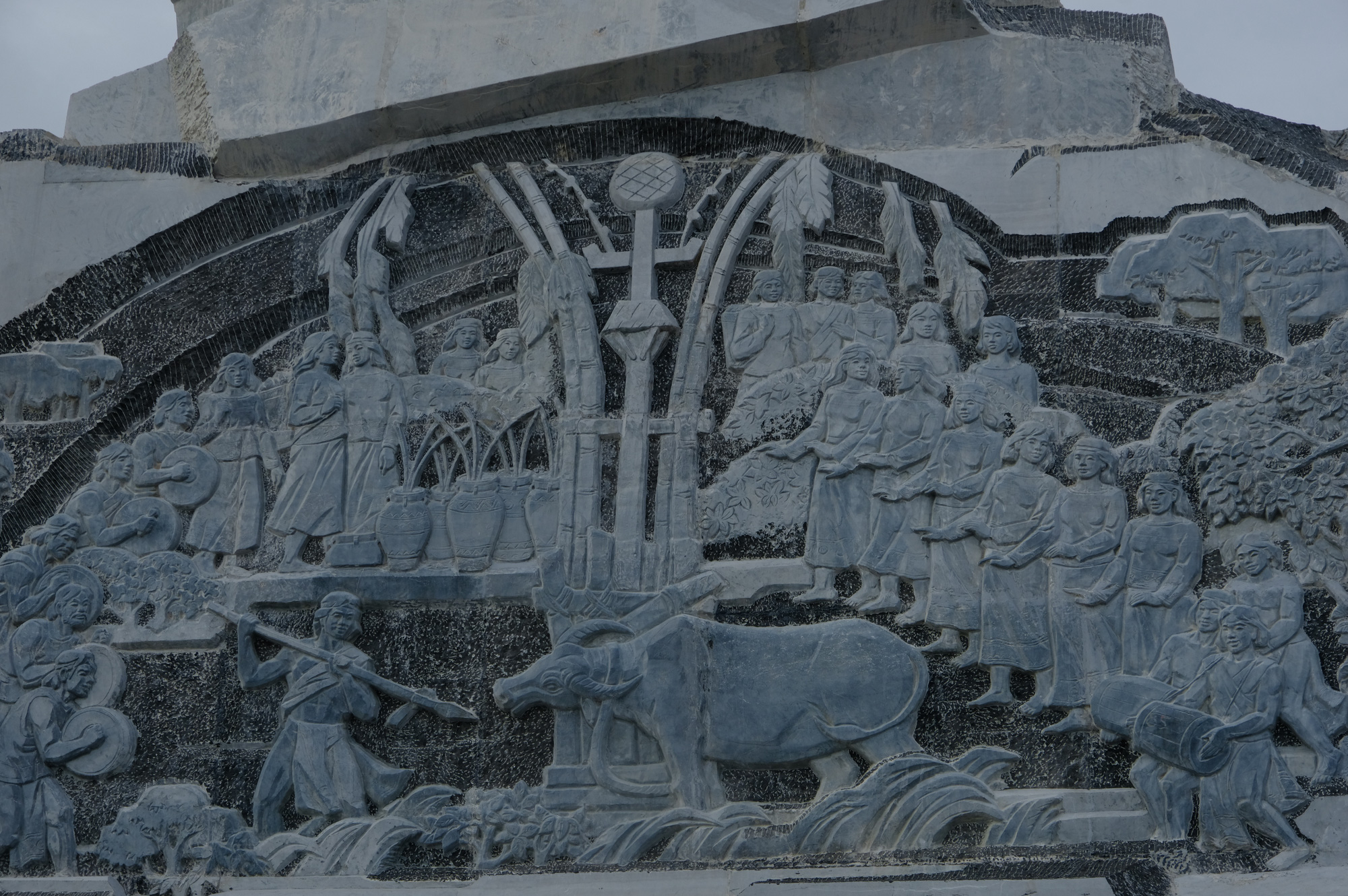 Làm 1km đường dẫn lên tượng đài NTrang Lơng, sao dự chi đến 77 tỉ? - Ảnh 4. Làm 1km đường dẫn lên tượng đài NTrang Lơng, sao dự chi đến 77 tỉ? - Ảnh 4.