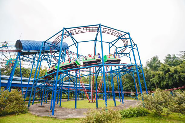 Vụ tàu lượn siêu tốc văng khỏi đường ray: Từng có 6 học sinh rơi đu quay ở Đảo Ngọc Xanh - Ảnh 1. Vụ tàu lượn siêu tốc văng khỏi đường ray: Từng có 6 học sinh rơi đu quay ở Đảo Ngọc Xanh - Ảnh 1.