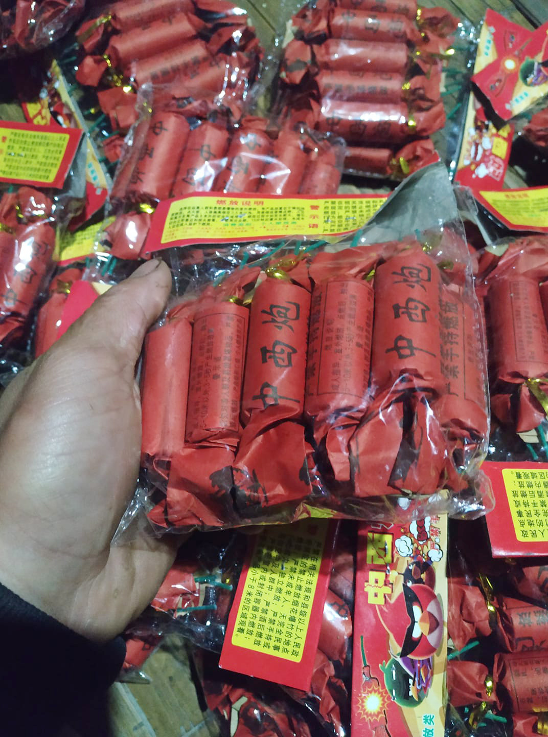 Pháo cấm tung hoành trên mạng - Ảnh 1.