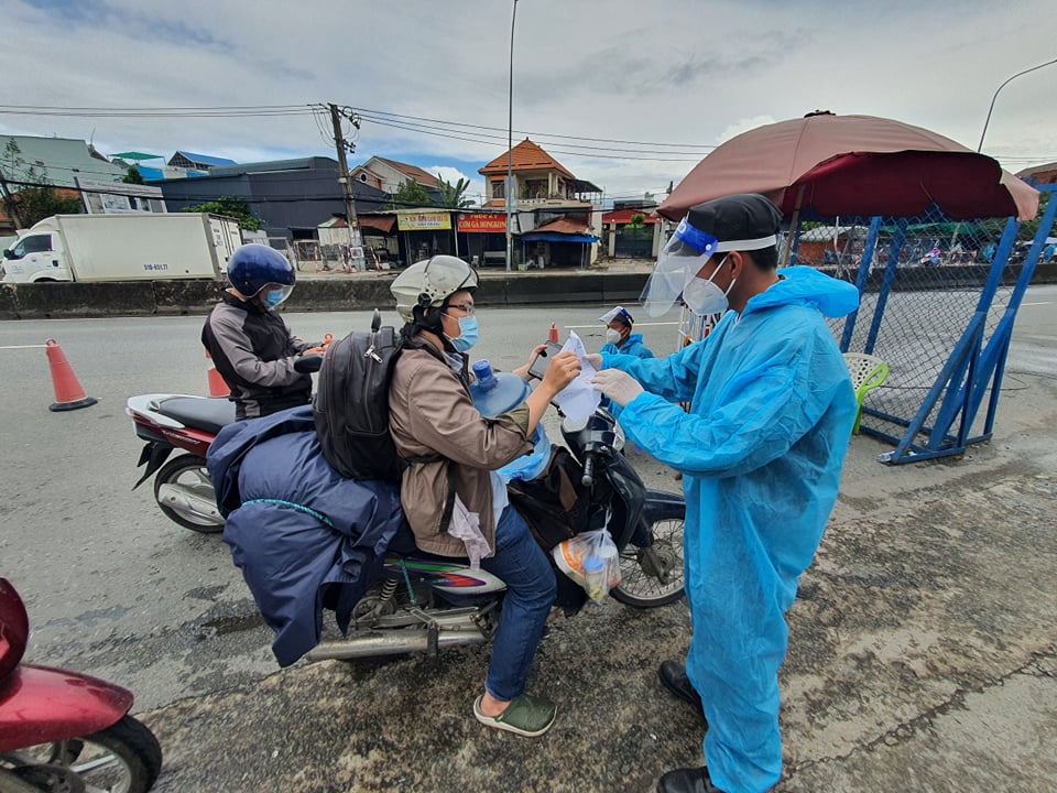 Vùng giáp ranh TP.HCM tấp nập xe cộ, người dân bắt đầu qua lại làm việc, buôn bán - Ảnh 3. Vùng giáp ranh TP.HCM tấp nập xe cộ, người dân bắt đầu qua lại làm việc, buôn bán - Ảnh 3.