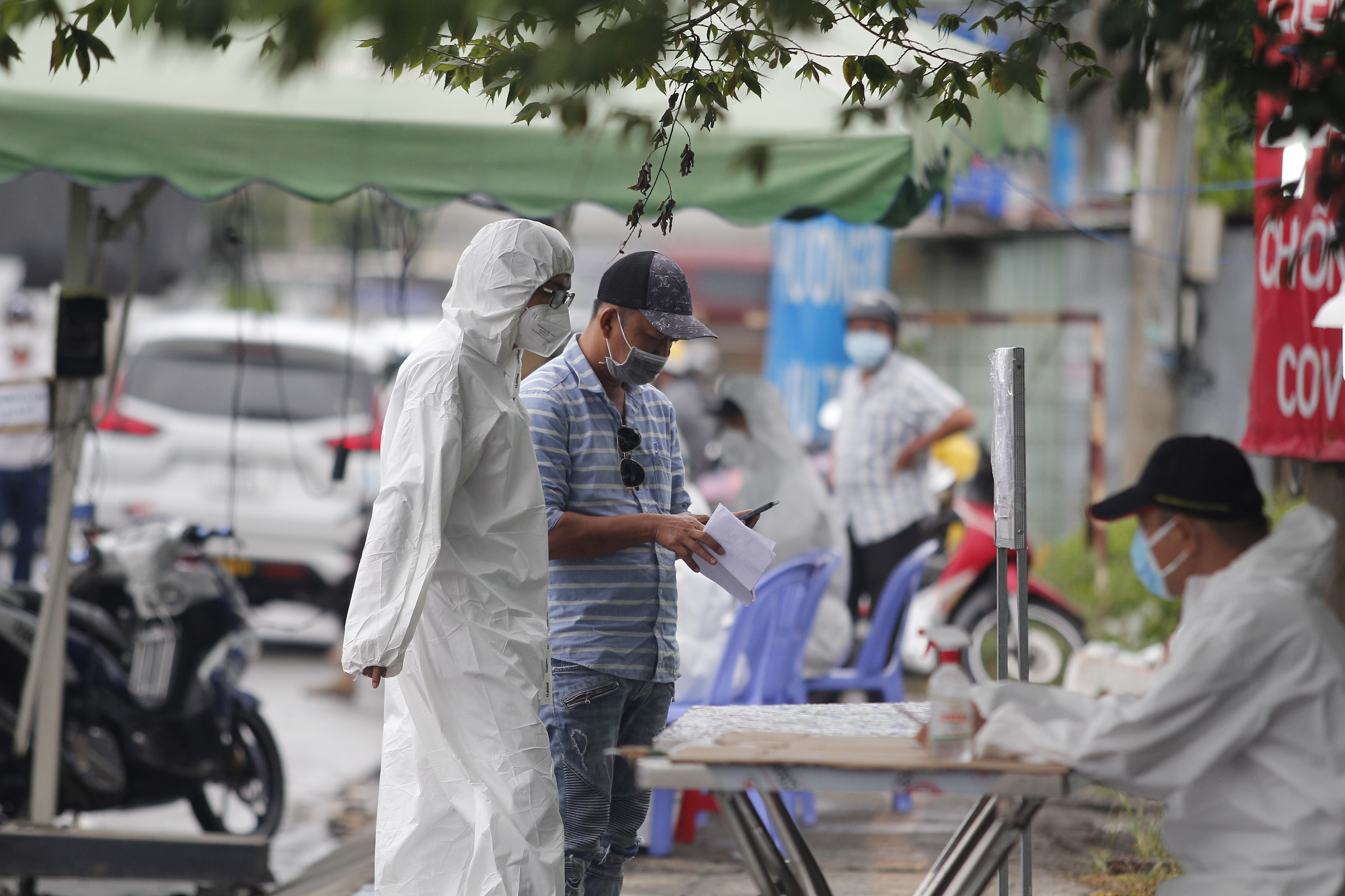 Vùng giáp ranh TP.HCM tấp nập xe cộ, người dân bắt đầu qua lại làm việc, buôn bán - Ảnh 2. Vùng giáp ranh TP.HCM tấp nập xe cộ, người dân bắt đầu qua lại làm việc, buôn bán - Ảnh 2.