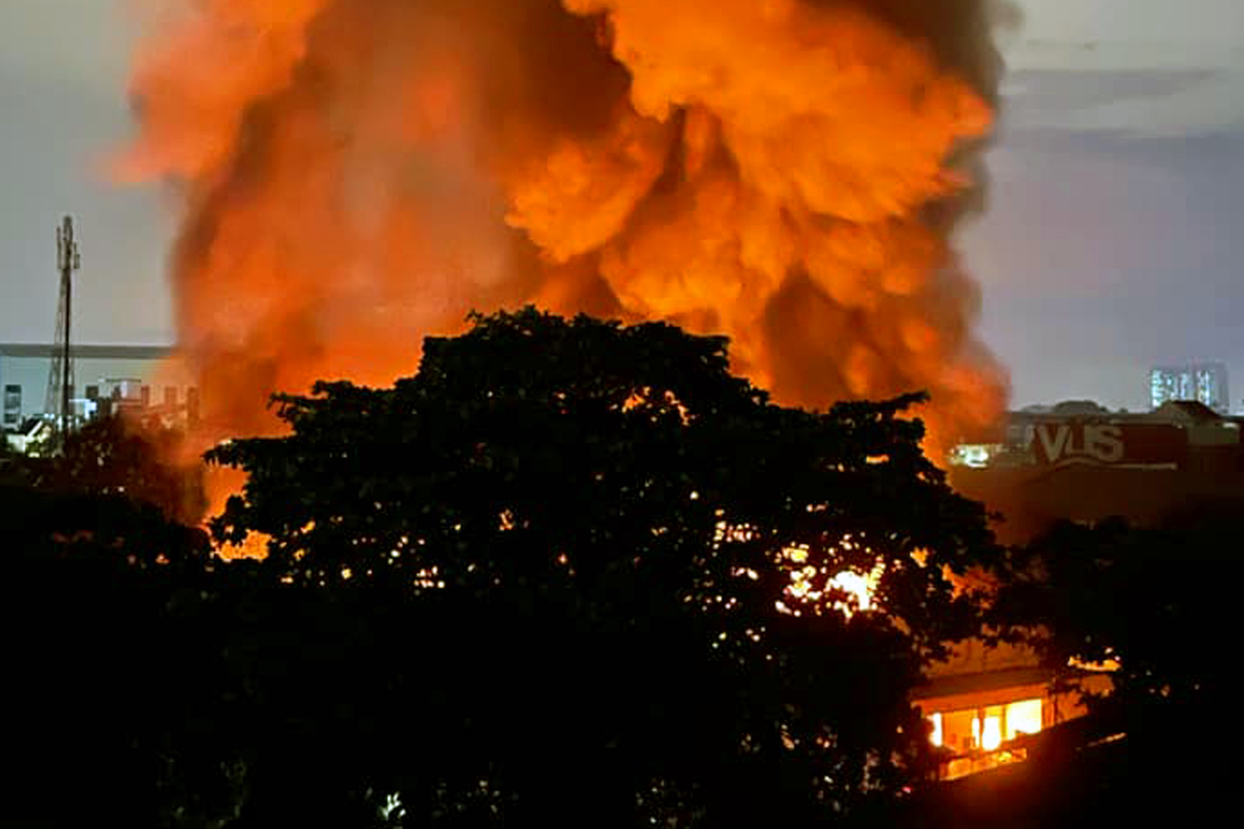 Kho hàng công ty may mặc cháy lớn, lửa khói bốc cao cả trăm mét, đỏ rực một góc trời - Ảnh 1. Kho hàng công ty may mặc cháy lớn, lửa khói bốc cao cả trăm mét, đỏ rực một góc trời - Ảnh 1.