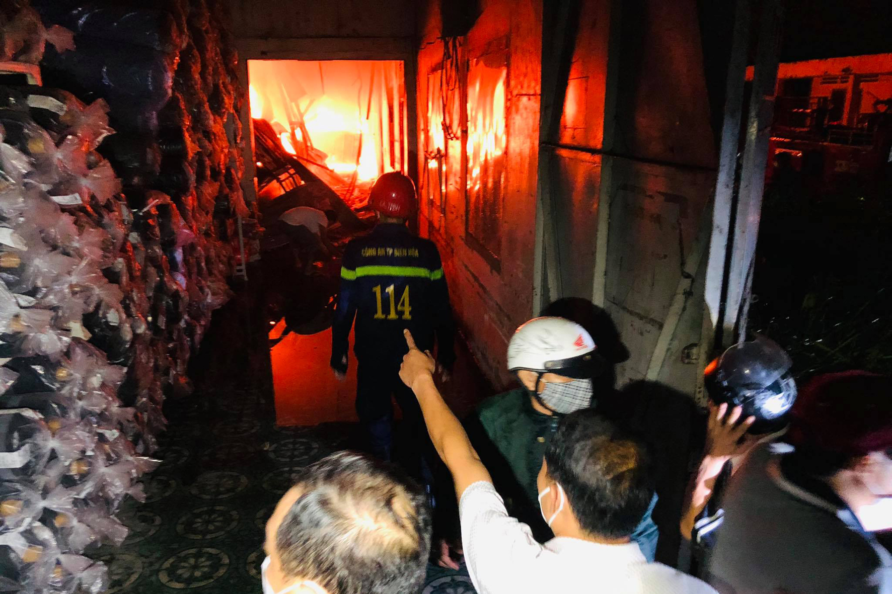 Kho hàng công ty may mặc cháy lớn, lửa khói bốc cao cả trăm mét, đỏ rực một góc trời - Ảnh 2. Kho hàng công ty may mặc cháy lớn, lửa khói bốc cao cả trăm mét, đỏ rực một góc trời - Ảnh 2.