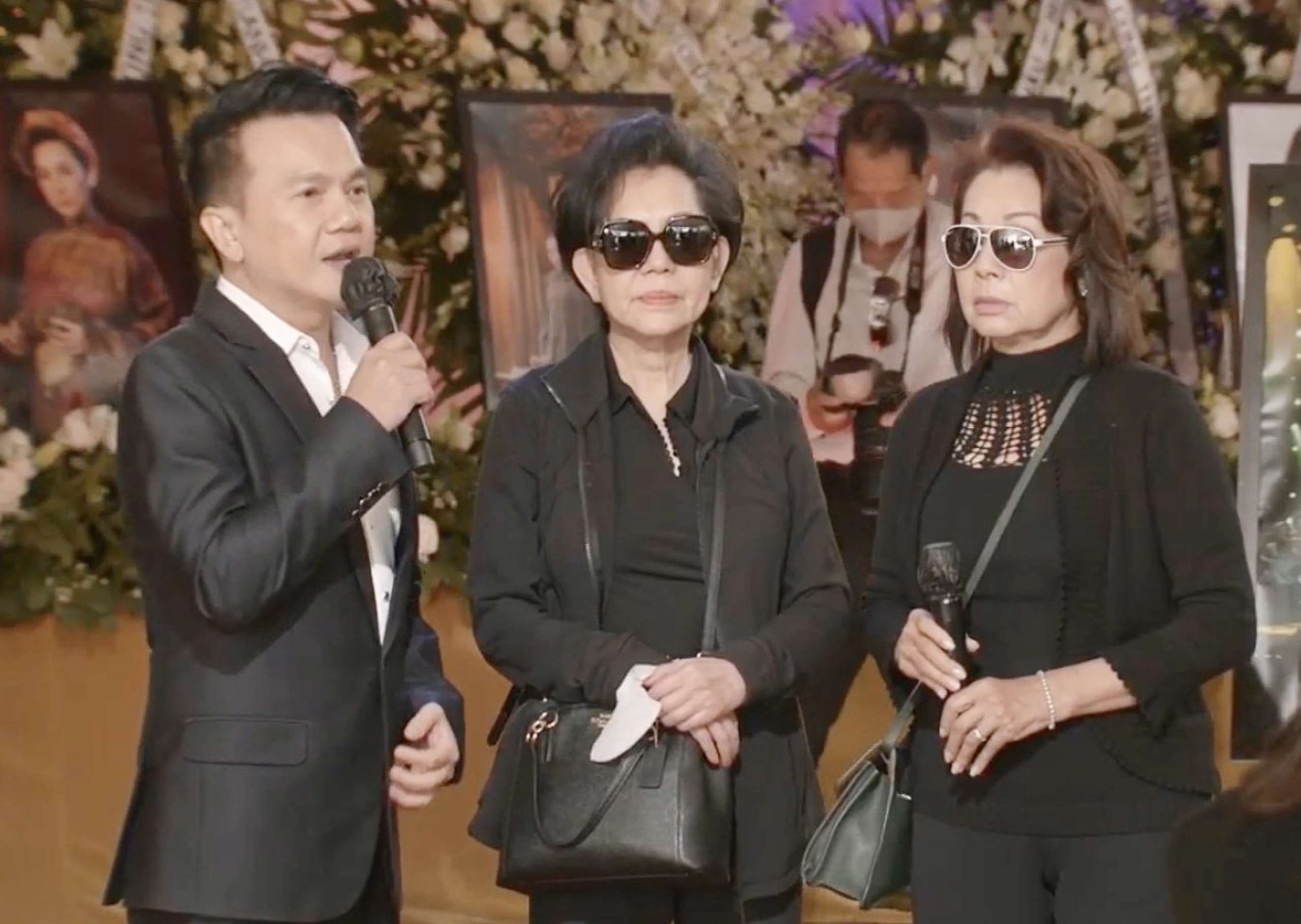 Tang lễ ca sĩ Phi Nhung tại Mỹ: Bên kia thế giới, mong em đừng đau buồn thêm nữa - Ảnh 10. Tang lễ ca sĩ Phi Nhung tại Mỹ: Bên kia thế giới, mong em đừng đau buồn thêm nữa - Ảnh 10.