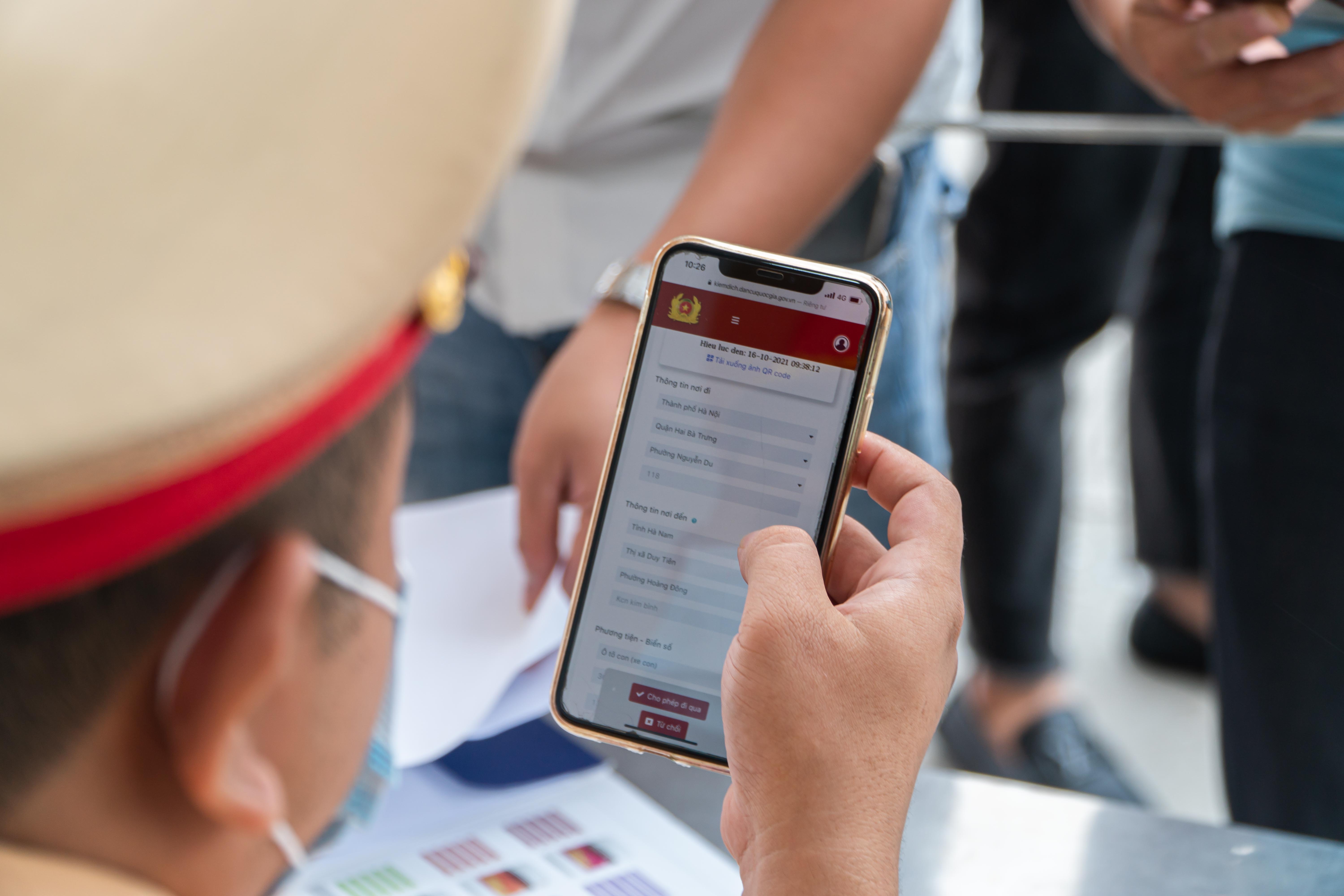 Cửa ngõ ra vào Hà Nội vẫn áp dụng theo chỉ thị 16, người dân mong sớm thay đổi - Ảnh 4. Cửa ngõ ra vào Hà Nội vẫn áp dụng theo chỉ thị 16, người dân mong sớm thay đổi - Ảnh 4.