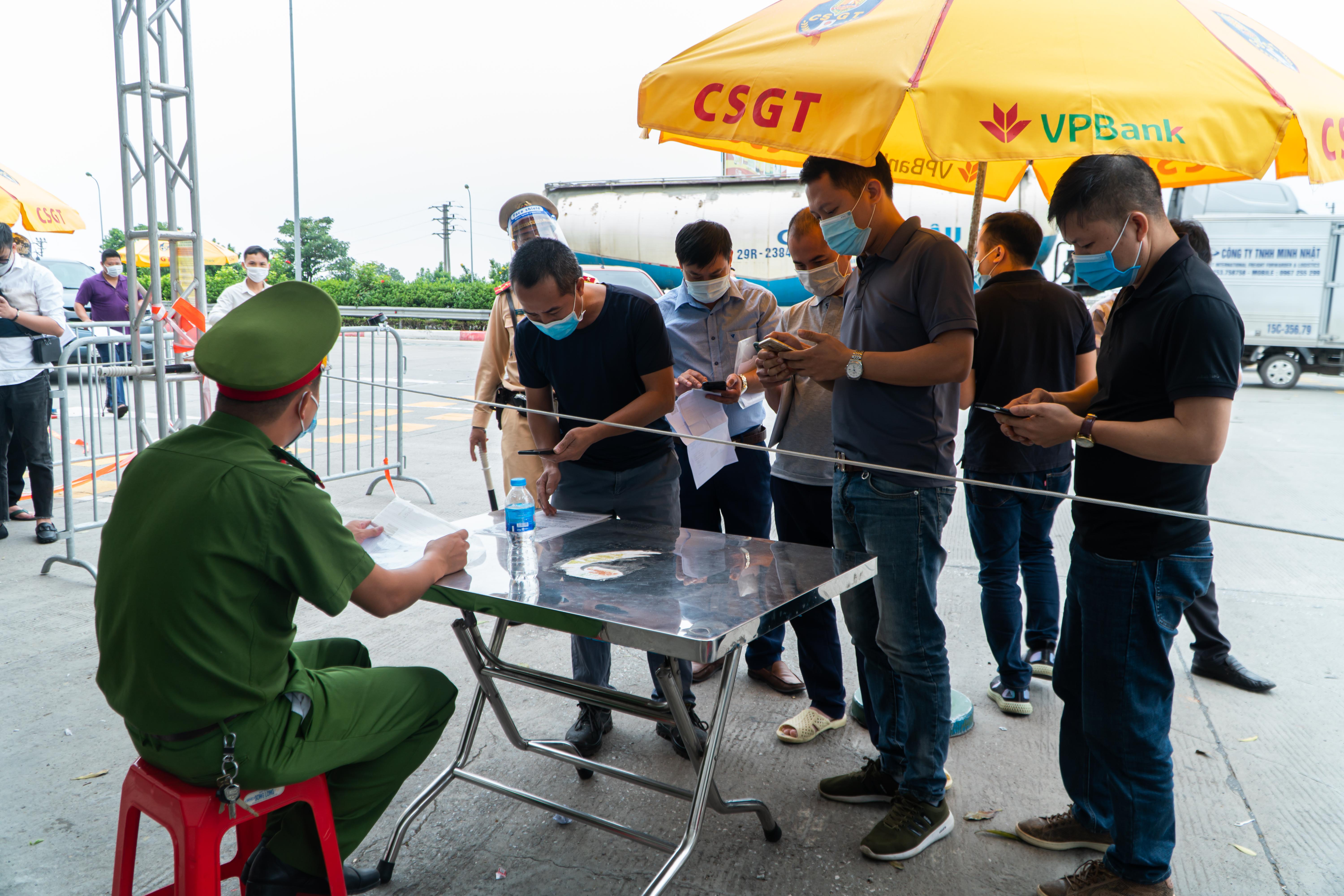 Cửa ngõ ra vào Hà Nội vẫn áp dụng theo chỉ thị 16, người dân mong sớm thay đổi - Ảnh 3. Cửa ngõ ra vào Hà Nội vẫn áp dụng theo chỉ thị 16, người dân mong sớm thay đổi - Ảnh 3.