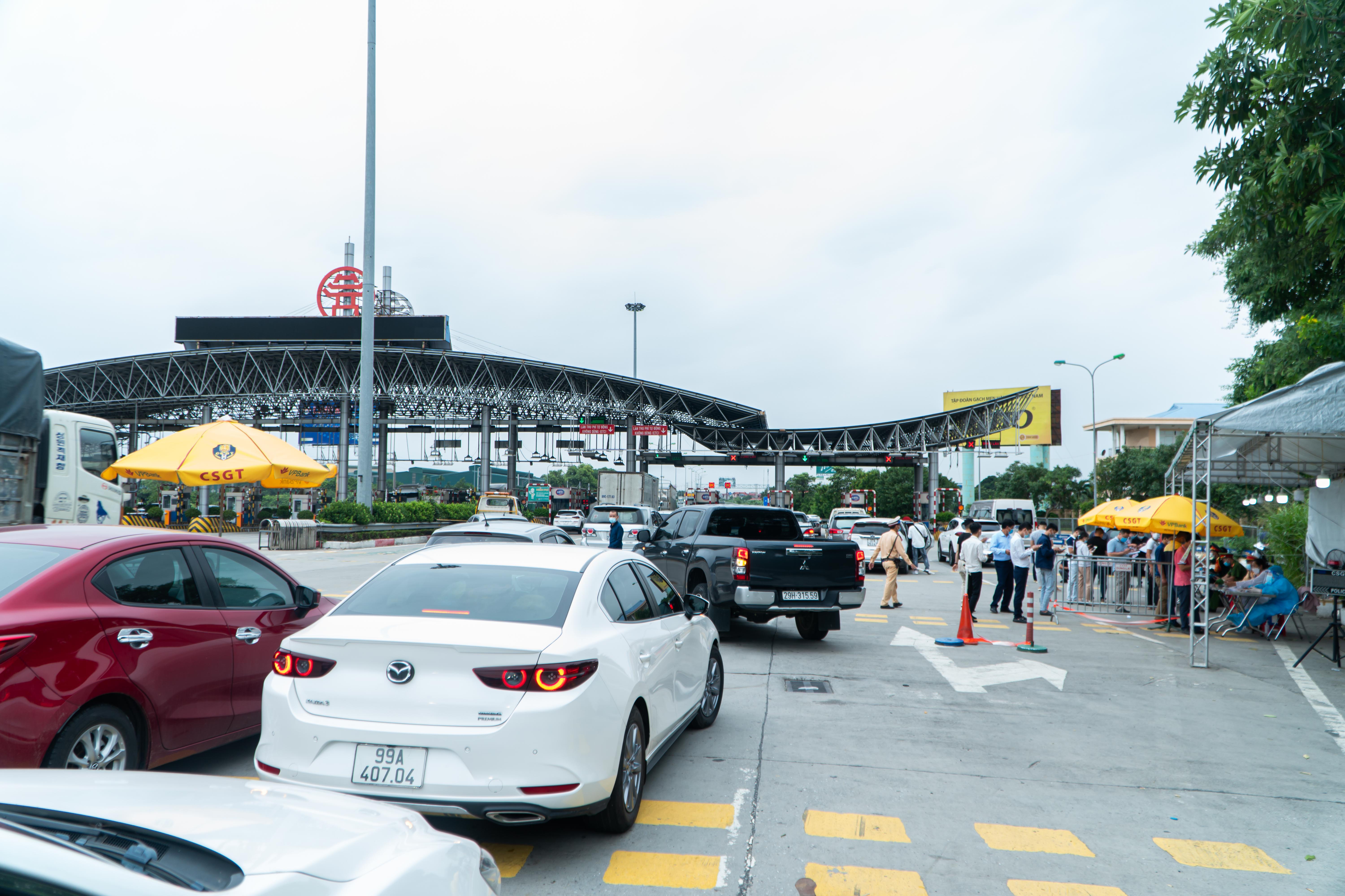 Cửa ngõ ra vào Hà Nội vẫn áp dụng theo chỉ thị 16, người dân mong sớm thay đổi - Ảnh 1. Cửa ngõ ra vào Hà Nội vẫn áp dụng theo chỉ thị 16, người dân mong sớm thay đổi - Ảnh 1.