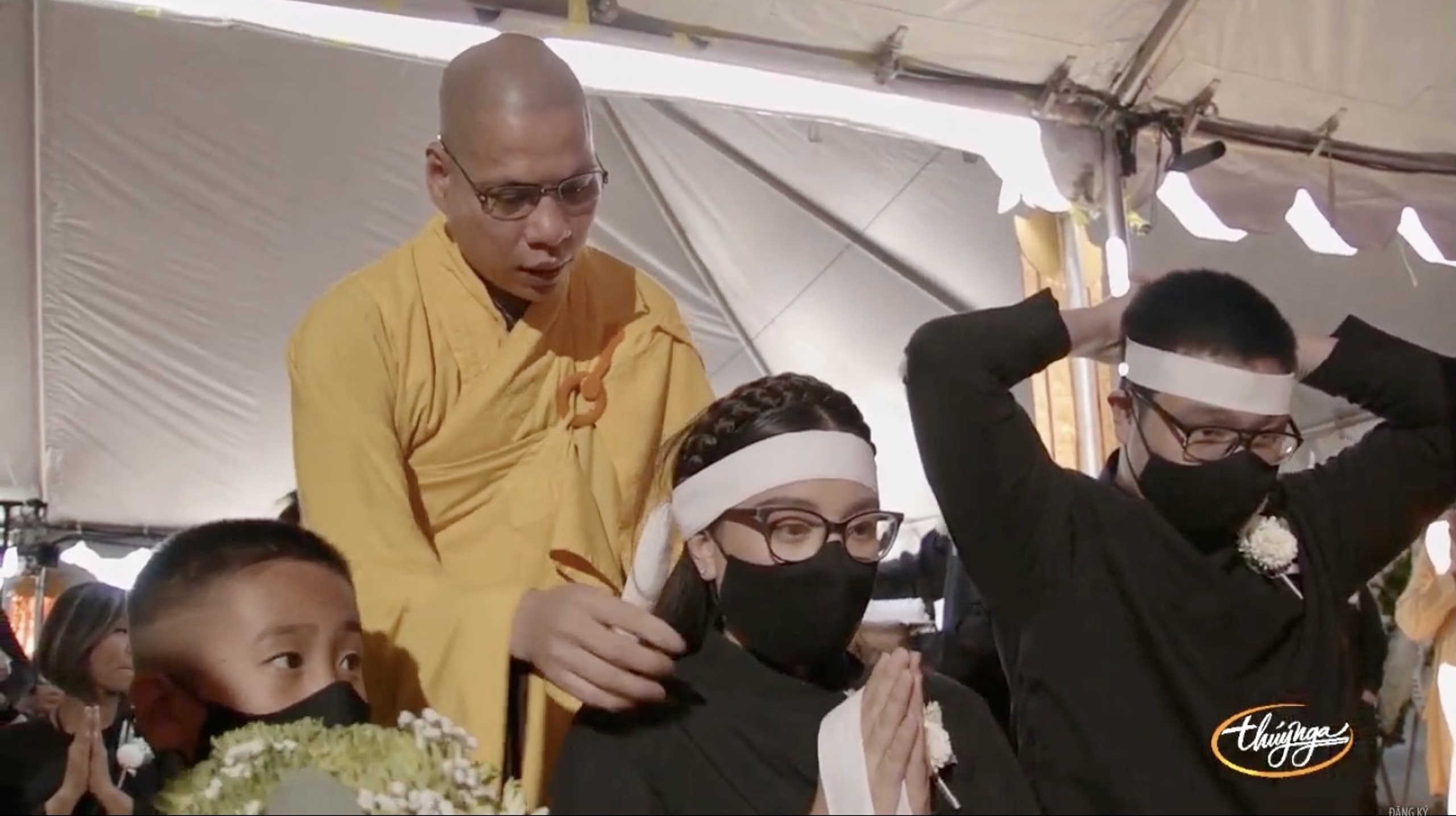 Tang lễ ca sĩ Phi Nhung tại Mỹ: Bên kia thế giới, mong em đừng đau buồn thêm nữa - Ảnh 7. Tang lễ ca sĩ Phi Nhung tại Mỹ: Bên kia thế giới, mong em đừng đau buồn thêm nữa - Ảnh 7.