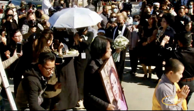 Tang lễ ca sĩ Phi Nhung tại Mỹ: Bên kia thế giới, mong em đừng đau buồn thêm nữa - Ảnh 2. Tang lễ ca sĩ Phi Nhung tại Mỹ: Bên kia thế giới, mong em đừng đau buồn thêm nữa - Ảnh 2.