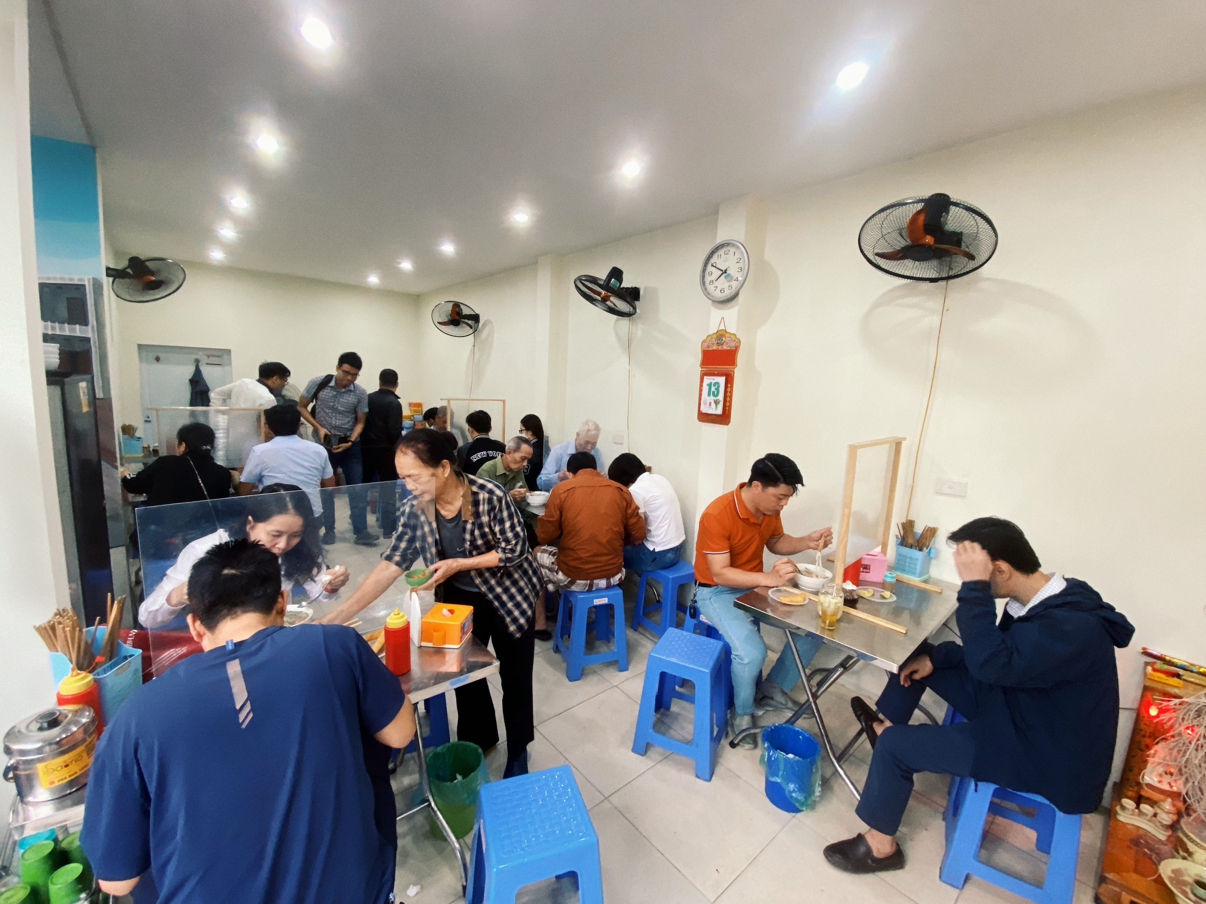 Hà Nội tìm người tới ngân hàng, quán cà phê, hàng phở gà, bún ốc tại quận Ba Đình - Ảnh 1. Hà Nội tìm người tới ngân hàng, quán cà phê, hàng phở gà, bún ốc tại quận Ba Đình - Ảnh 1.