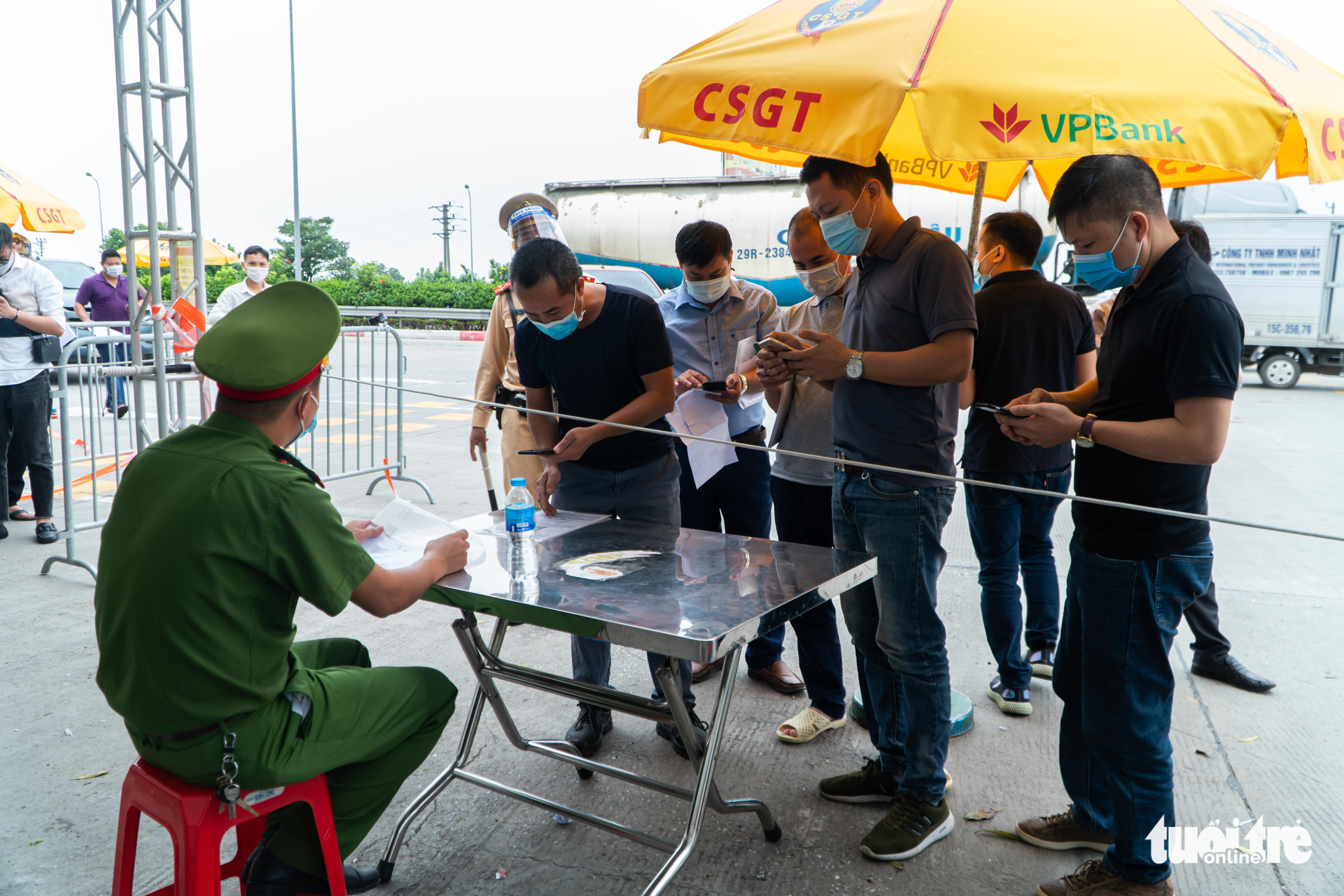 Vì sao Hà Nội vẫn chưa bỏ các chốt kiểm soát ra, vào thành phố? - Ảnh 1. Vì sao Hà Nội vẫn chưa bỏ các chốt kiểm soát ra, vào thành phố? - Ảnh 1.