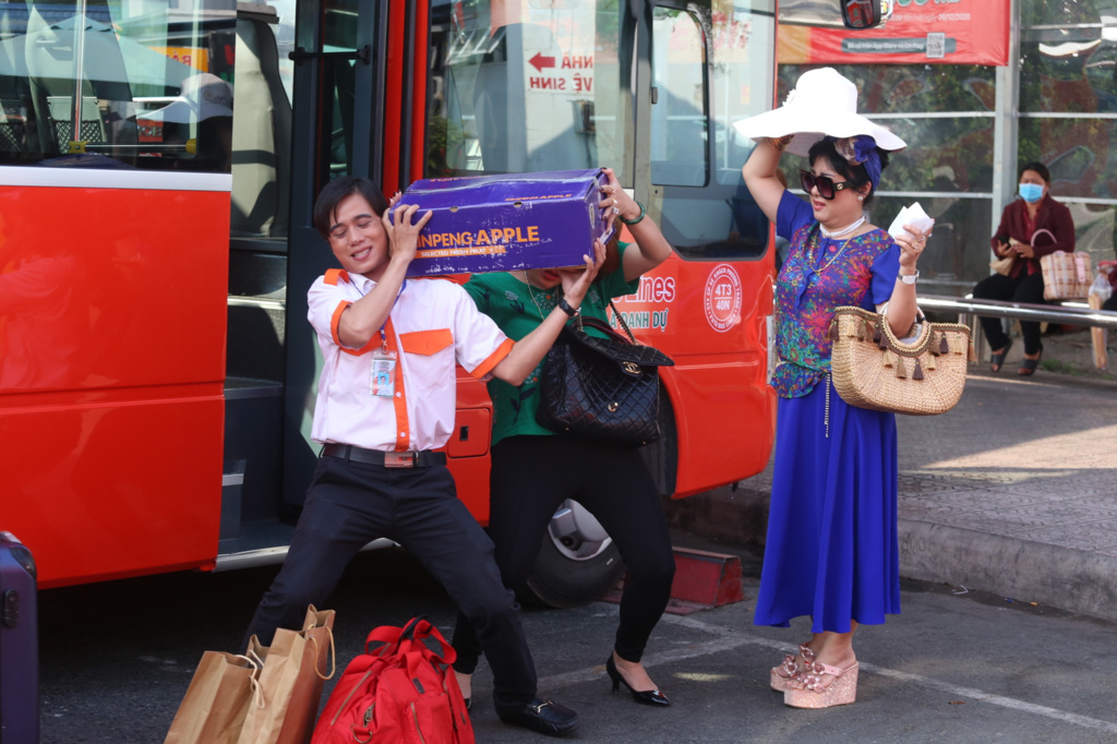 Trời ơi! Tức muốn chết: Chuyến xe của những số phận - Ảnh 2. Trời ơi! Tức muốn chết: Chuyến xe của những số phận - Ảnh 2.