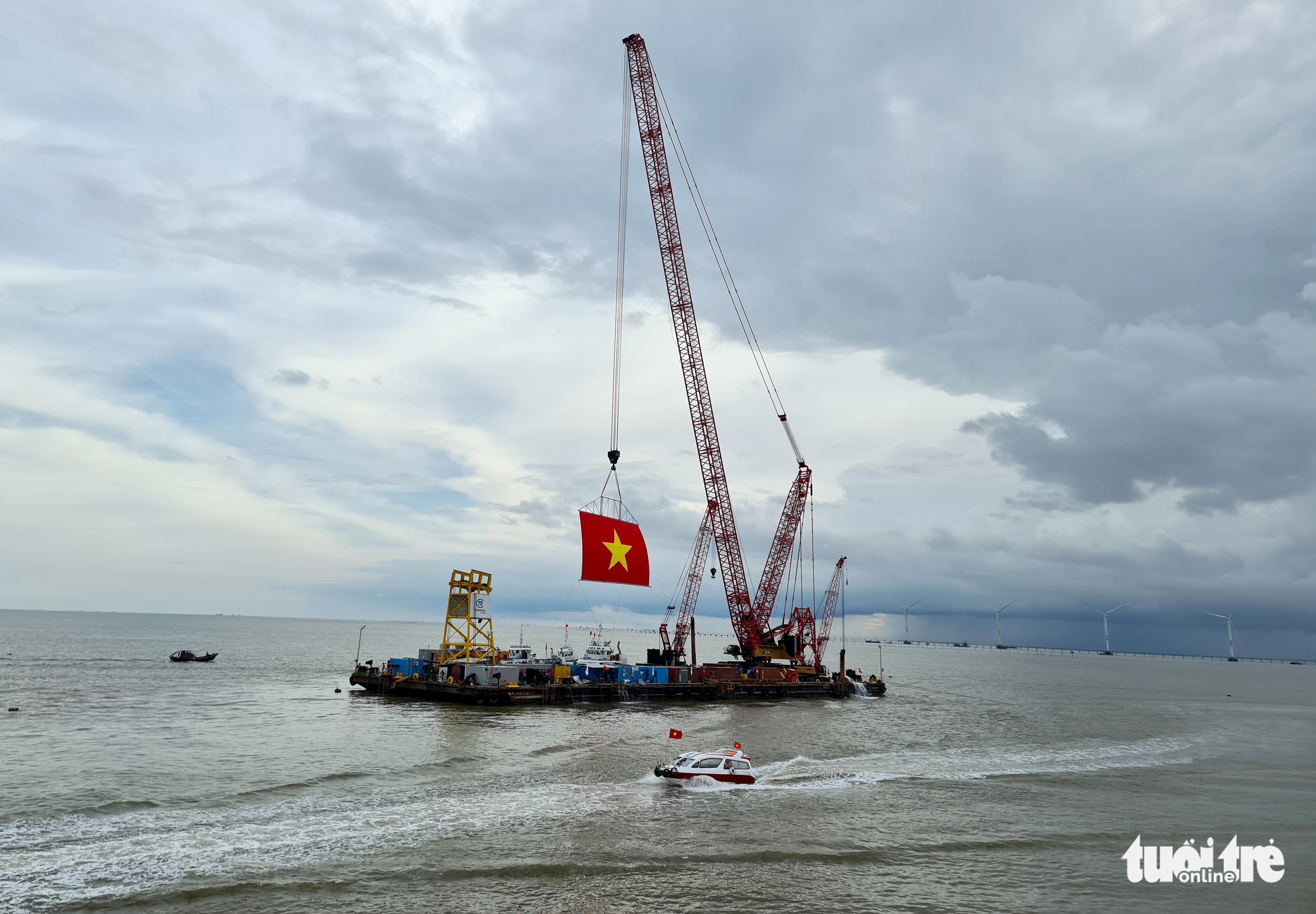 Thượng cờ cho dự án điện gió 5.000 tỉ đồng trên biển tại Trà Vinh - Ảnh 1. Thượng cờ cho dự án điện gió 5.000 tỉ đồng trên biển tại Trà Vinh - Ảnh 1.