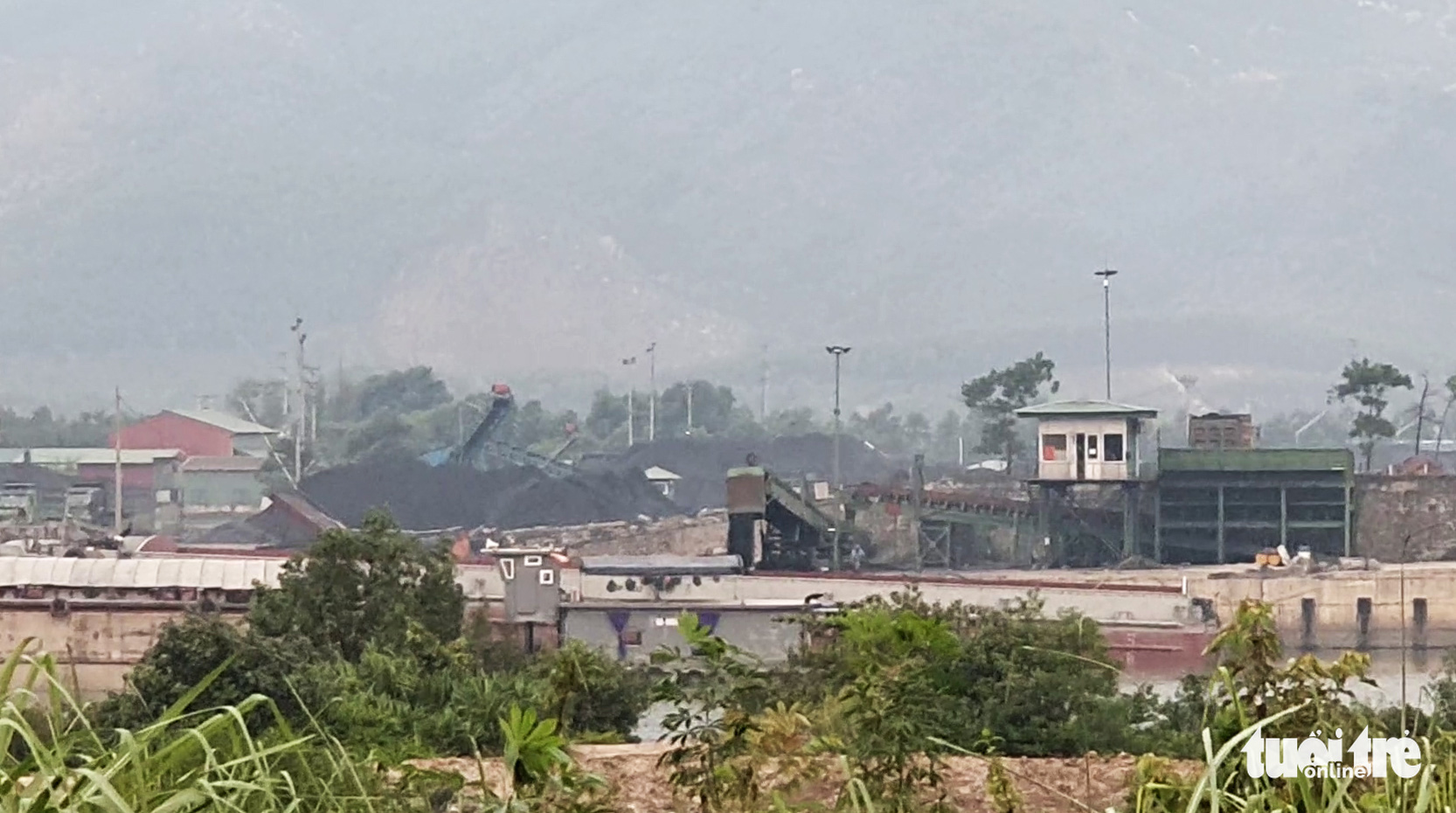 Bốn cán bộ thuộc Công ty tuyển than Hòn Gai bị bắt - Ảnh 1. Bốn cán bộ thuộc Công ty tuyển than Hòn Gai bị bắt - Ảnh 1.