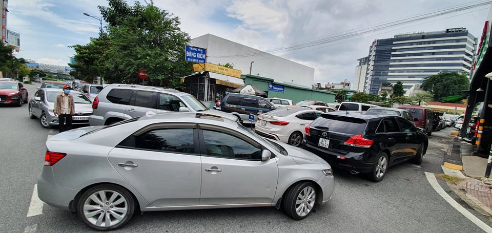 TP.HCM: Hơn 29.000 xe quá hạn đăng kiểm, trung tâm đăng kiểm làm việc cả chủ nhật - Ảnh 1. TP.HCM: Hơn 29.000 xe quá hạn đăng kiểm, trung tâm đăng kiểm làm việc cả chủ nhật - Ảnh 1.