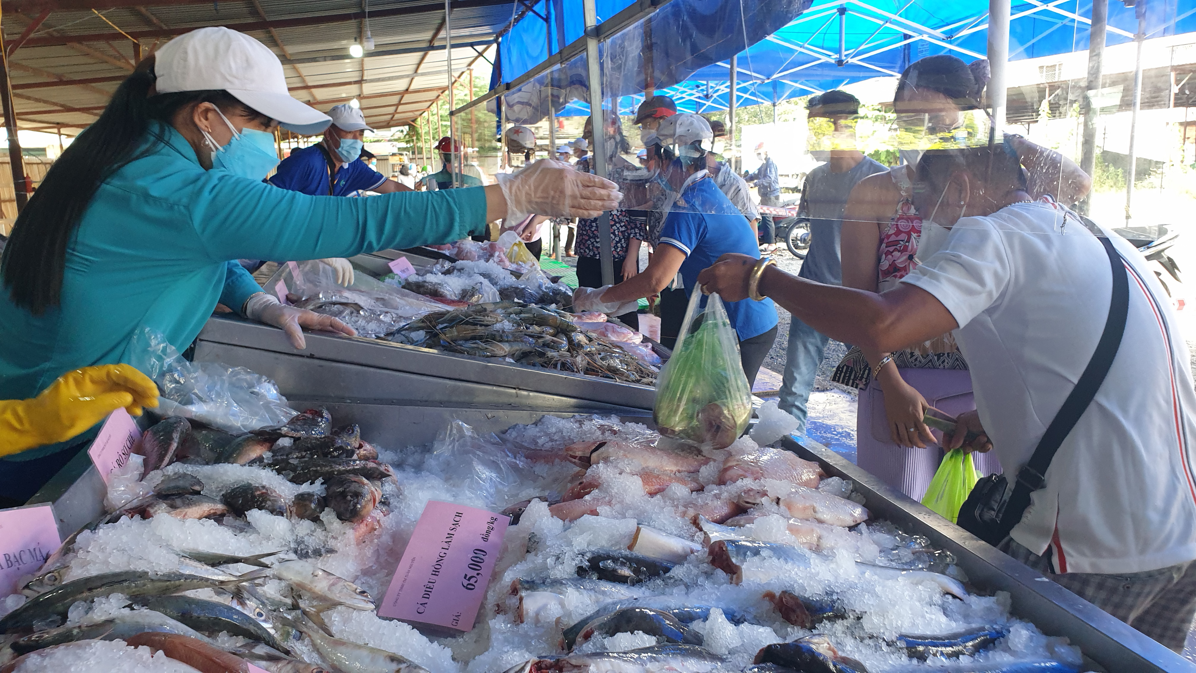 Người dân kéo nhau đi mua thịt, cá, tôm, cua... giá rẻ - Ảnh 1. Người dân kéo nhau đi mua thịt, cá, tôm, cua... giá rẻ - Ảnh 1.