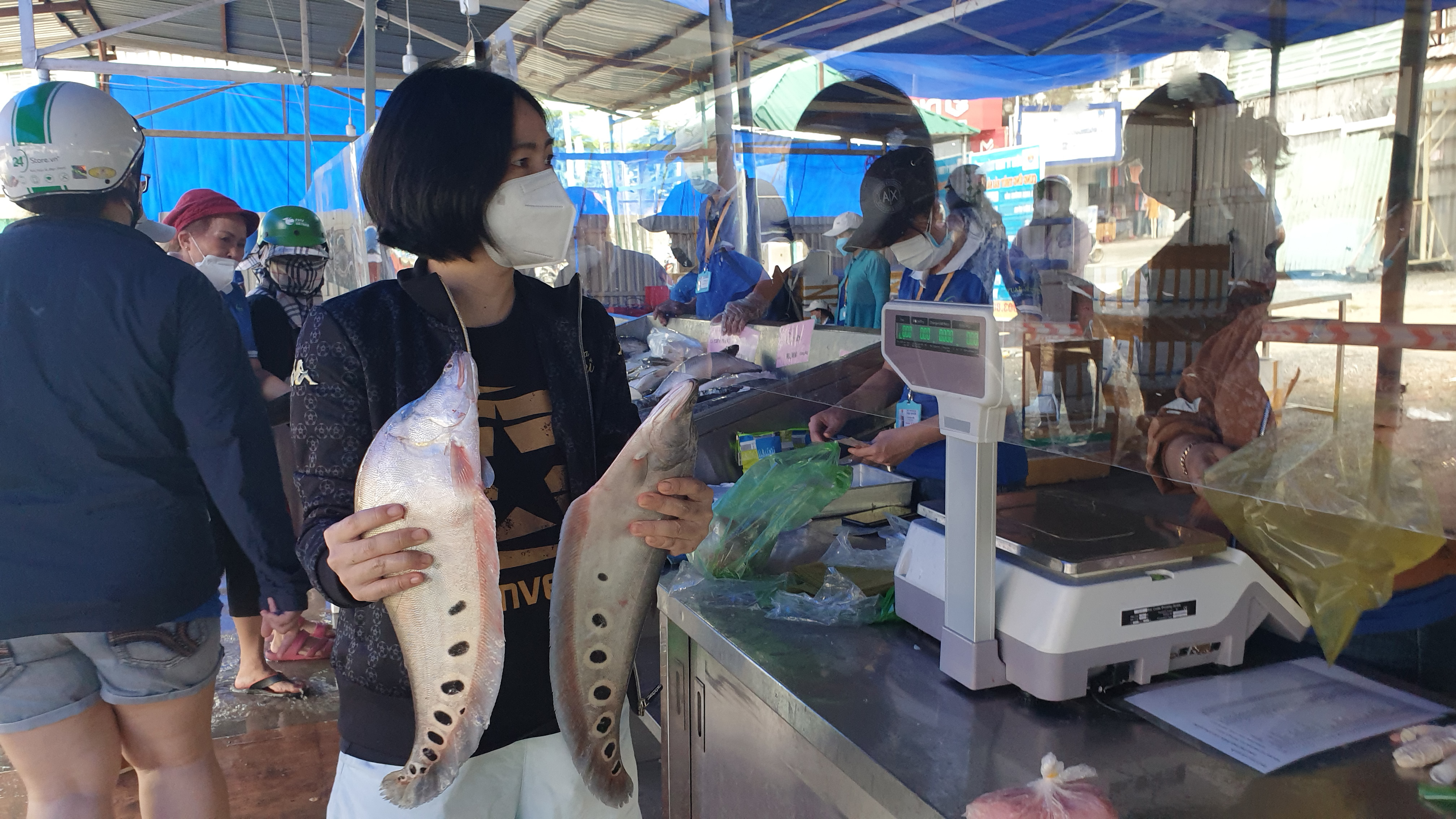 Người dân kéo nhau đi mua thịt, cá, tôm, cua... giá rẻ - Ảnh 2. Người dân kéo nhau đi mua thịt, cá, tôm, cua... giá rẻ - Ảnh 2.