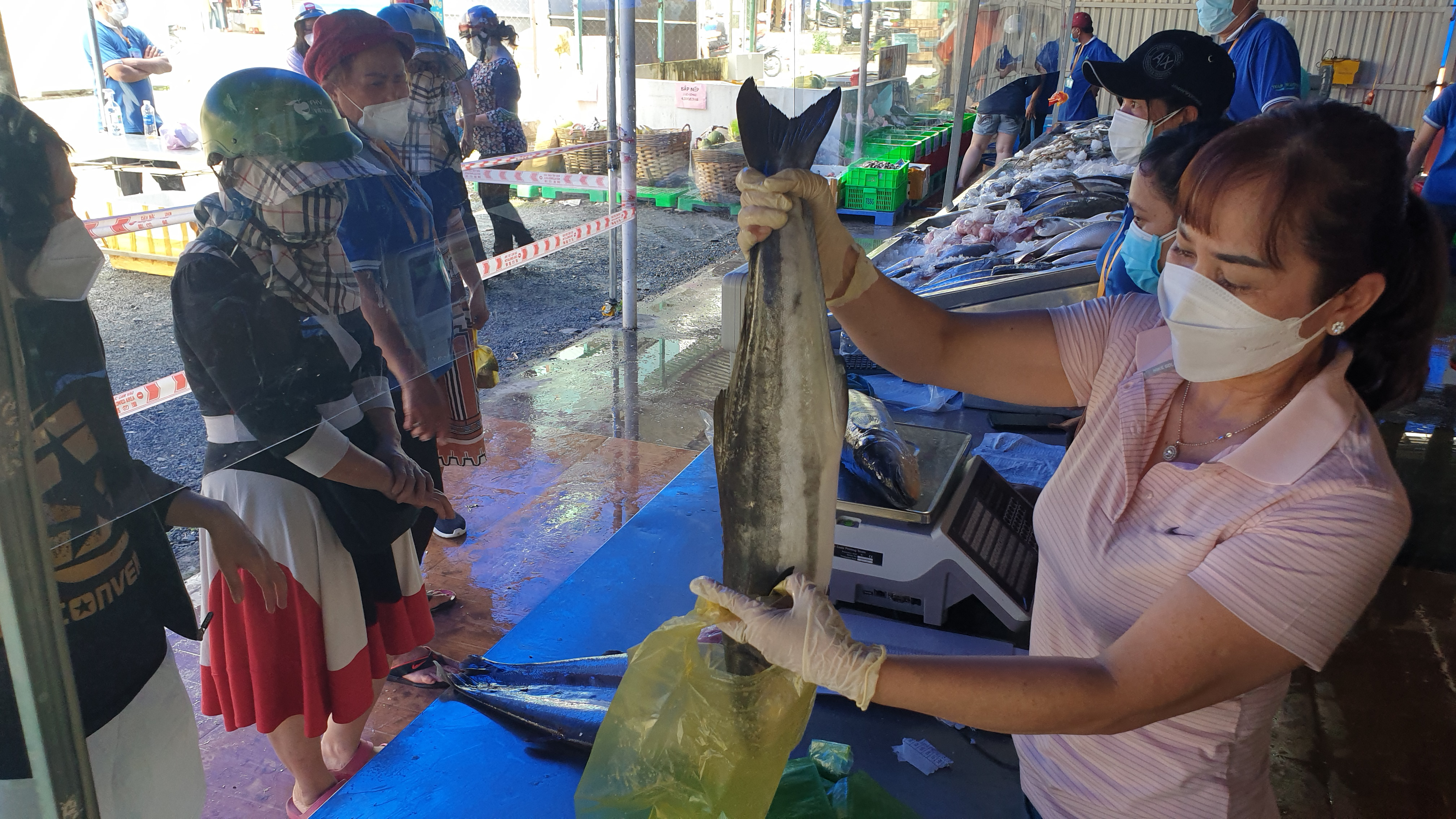 Người dân kéo nhau đi mua thịt, cá, tôm, cua... giá rẻ - Ảnh 3. Người dân kéo nhau đi mua thịt, cá, tôm, cua... giá rẻ - Ảnh 3.