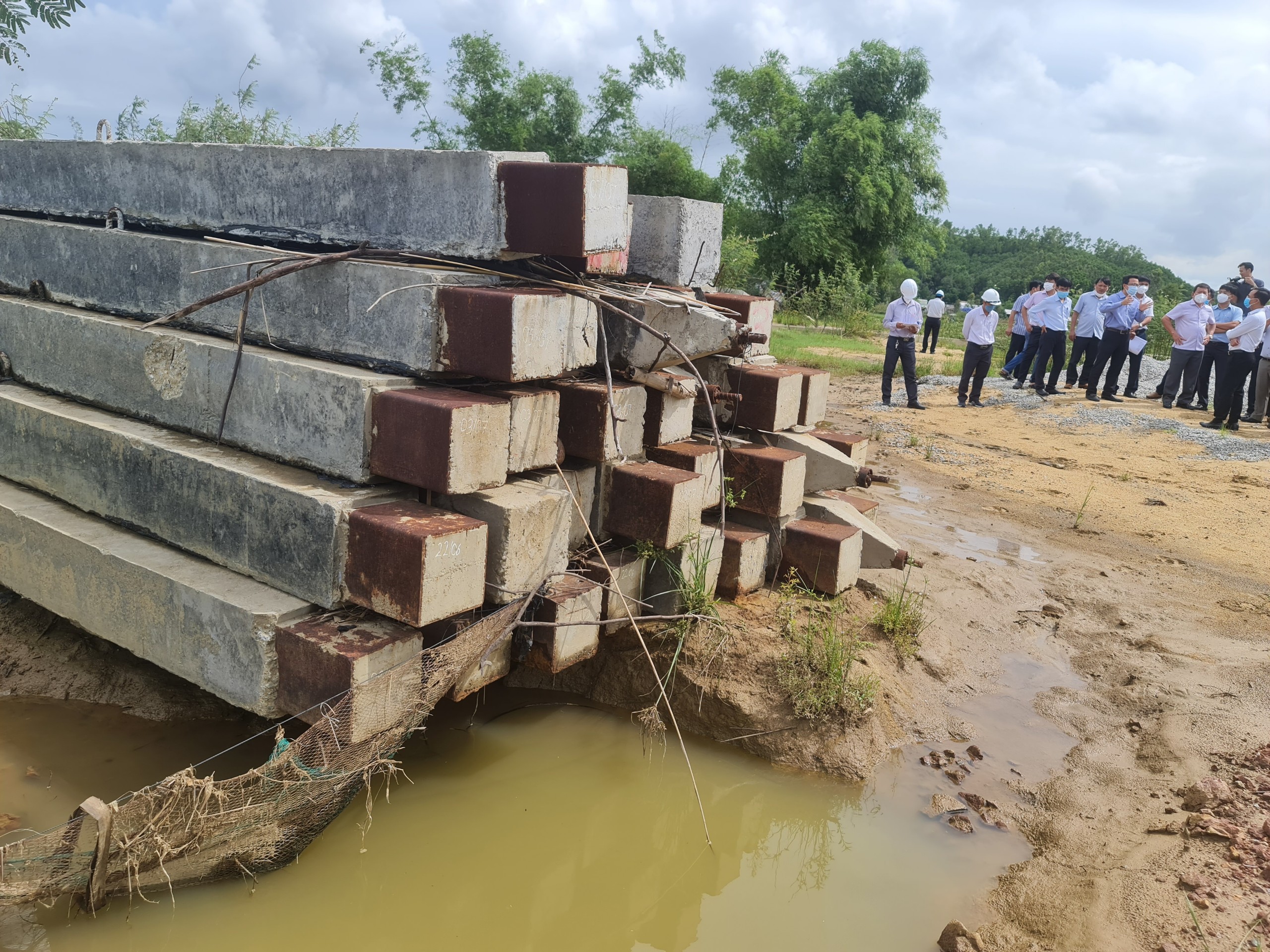 Đi thực tế đập trăm tỉ, chủ tịch tỉnh yêu cầu thanh tra toàn diện - Ảnh 3. Đi thực tế đập trăm tỉ, chủ tịch tỉnh yêu cầu thanh tra toàn diện - Ảnh 3.