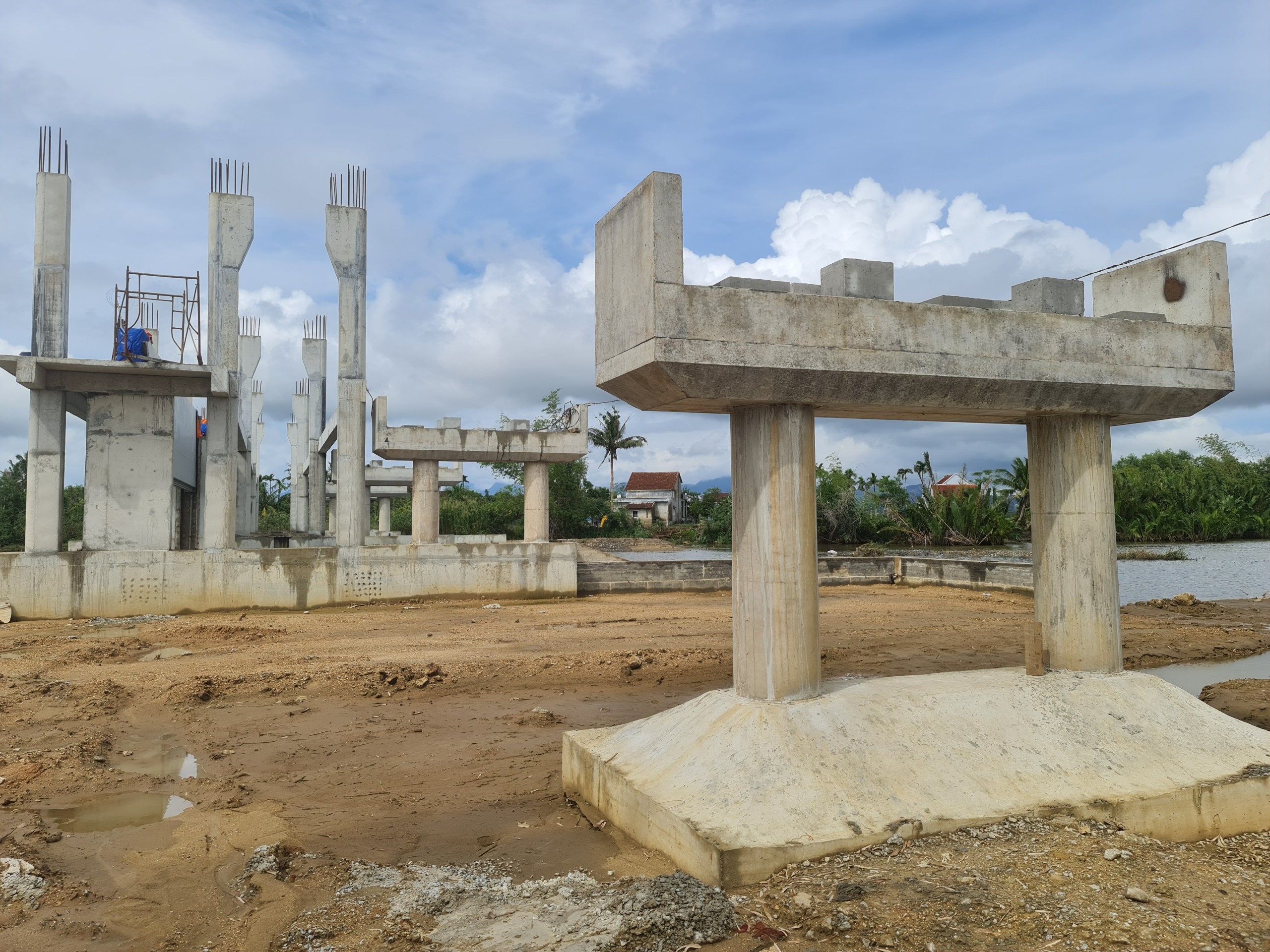 Đi thực tế đập trăm tỉ, chủ tịch tỉnh yêu cầu thanh tra toàn diện - Ảnh 4. Đi thực tế đập trăm tỉ, chủ tịch tỉnh yêu cầu thanh tra toàn diện - Ảnh 4.