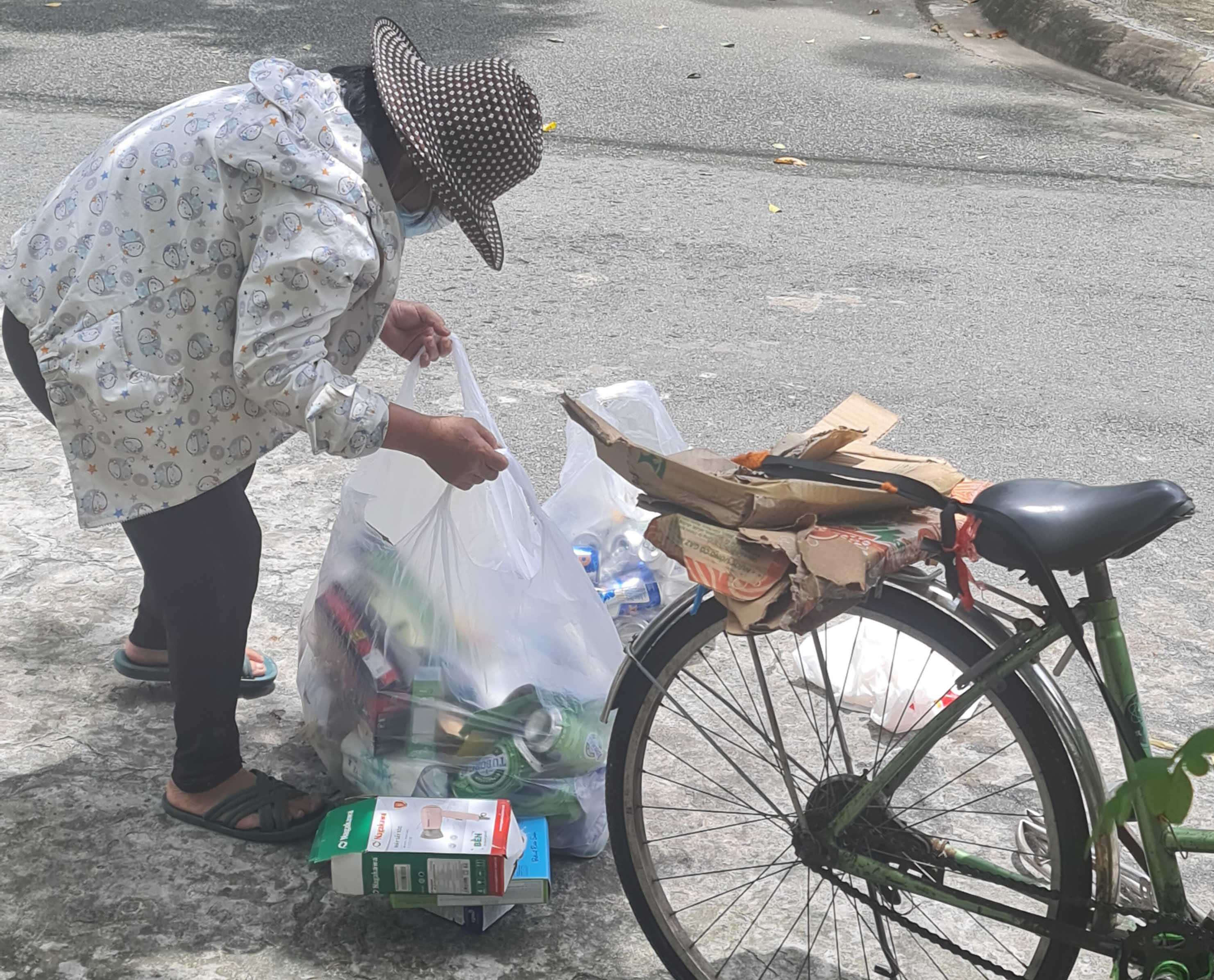 Lượm ve chai nhiều hơn trên đường phố - Ảnh 4. Lượm ve chai nhiều hơn trên đường phố - Ảnh 4.